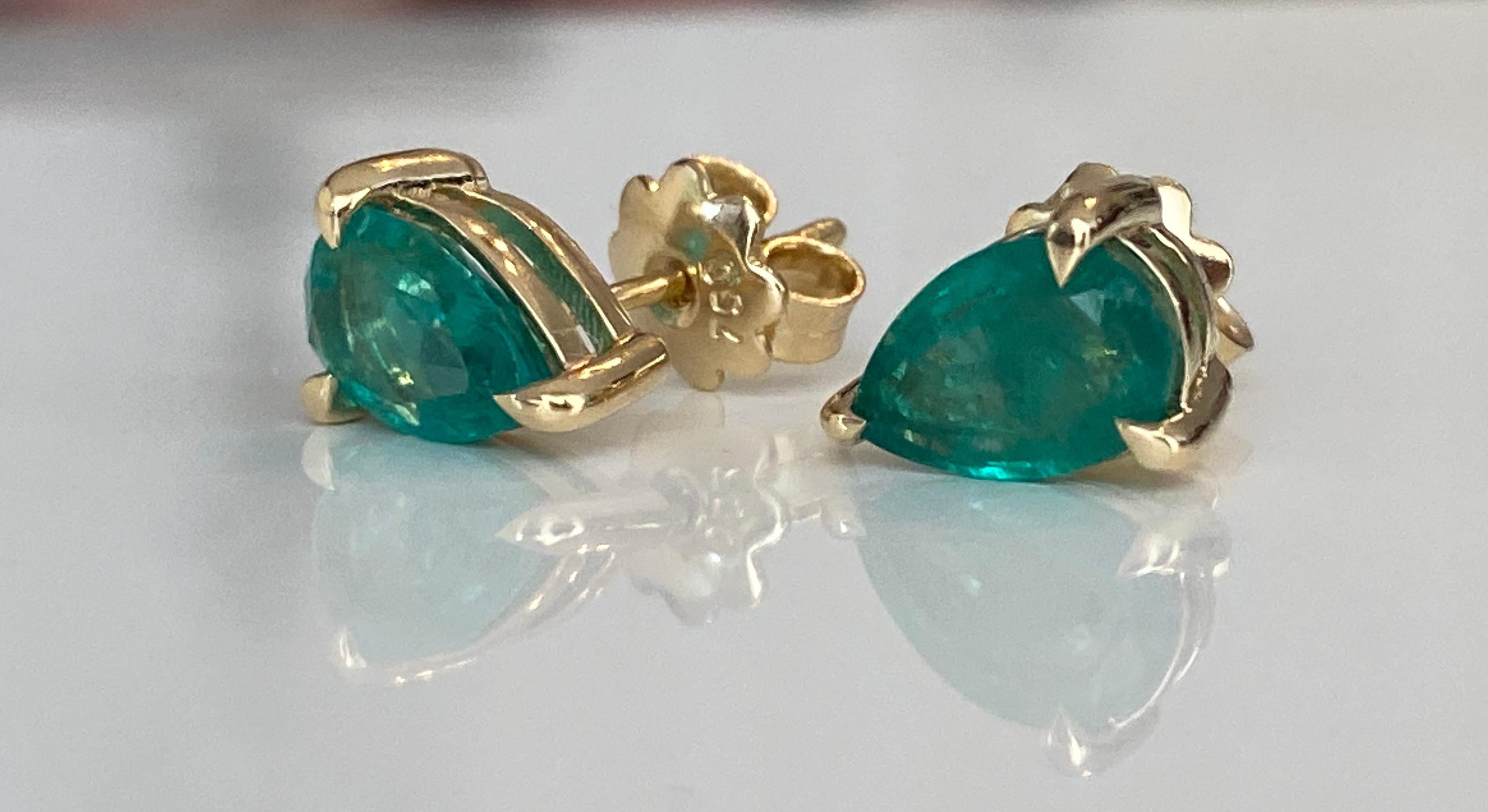 Femenino o masculino Certificado ALGT 2,17 quilates  Pendientes de oro amarillo con esmeraldas de color verde intenso en venta