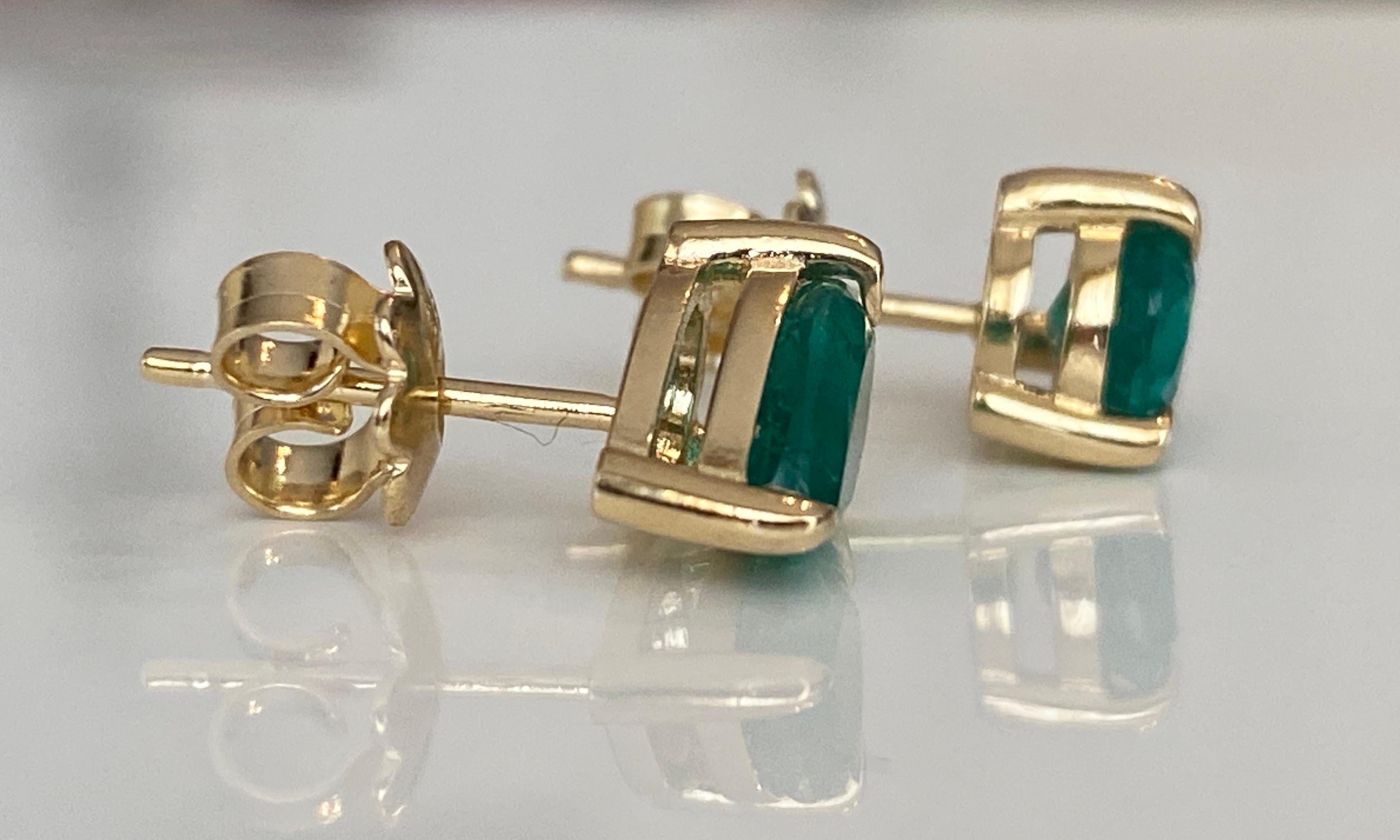 Certificado ALGT 2,17 quilates  Pendientes de oro amarillo con esmeraldas de color verde intenso en venta 1