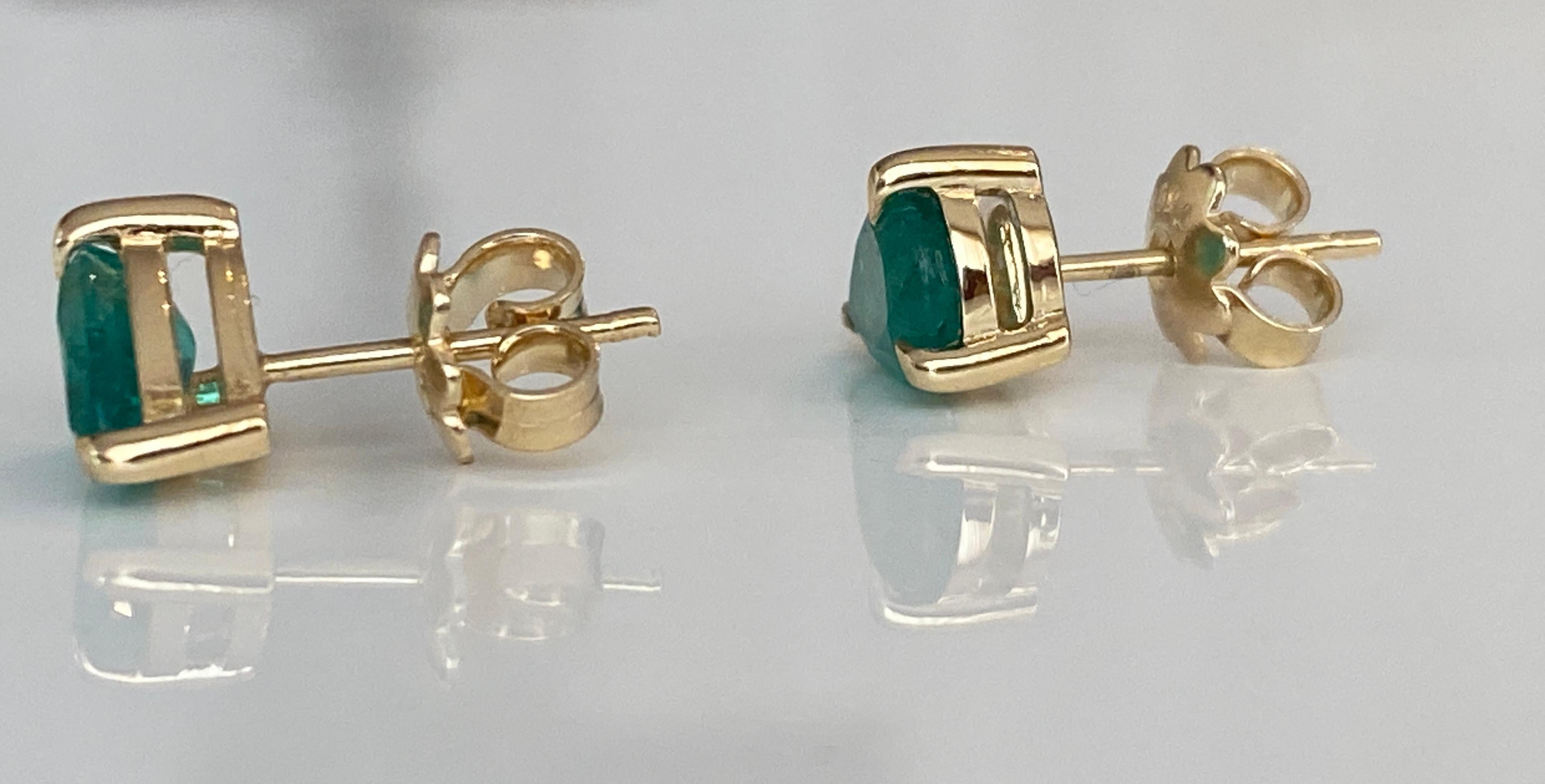 Certificado ALGT 2,17 quilates  Pendientes de oro amarillo con esmeraldas de color verde intenso en venta 2