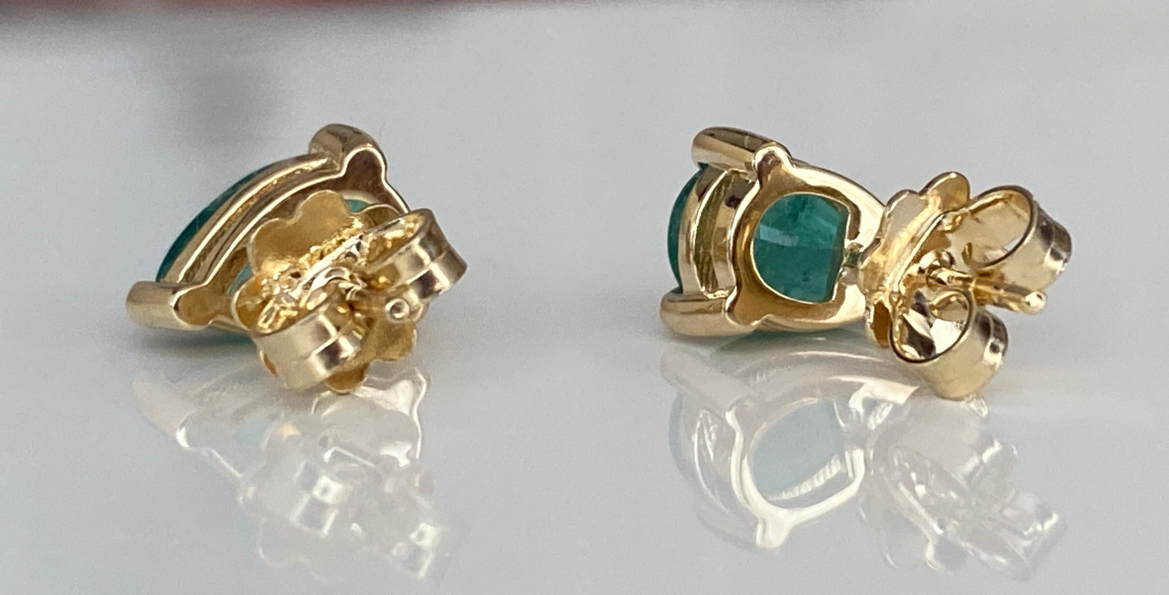 Certificado ALGT 2,17 quilates  Pendientes de oro amarillo con esmeraldas de color verde intenso en venta 3