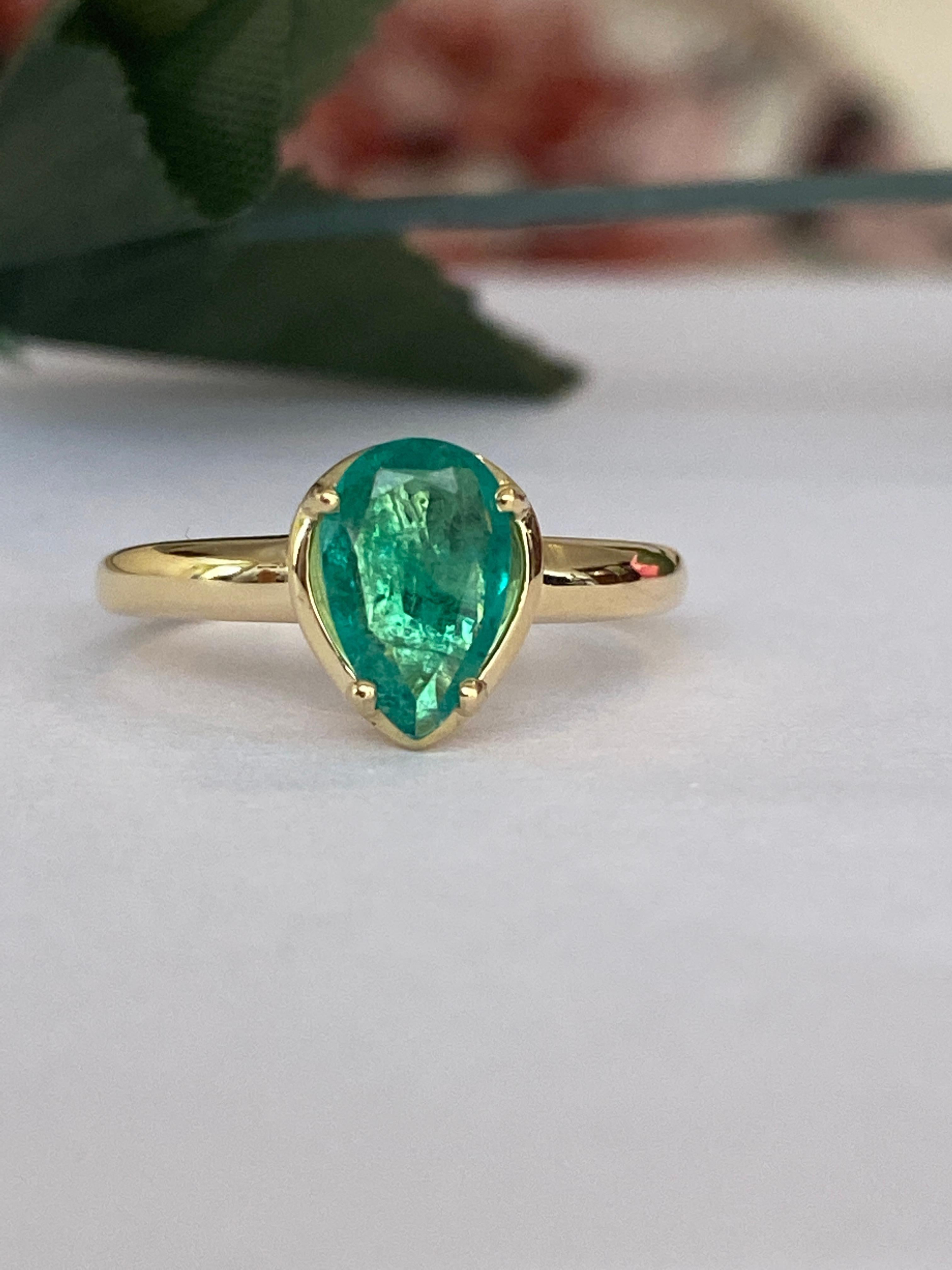 Se ofrece en estado nuevo, un anillo amarillo de 18 quilates hecho a mano con una esmeralda natural de corte mixto pera de 1,50 quilates en el centro.  
Contenido: 750 (marcado)
Peso: 3.7 gramos
Tamaños de las piedras : 9mm*7mm
Tamaño del anillo: