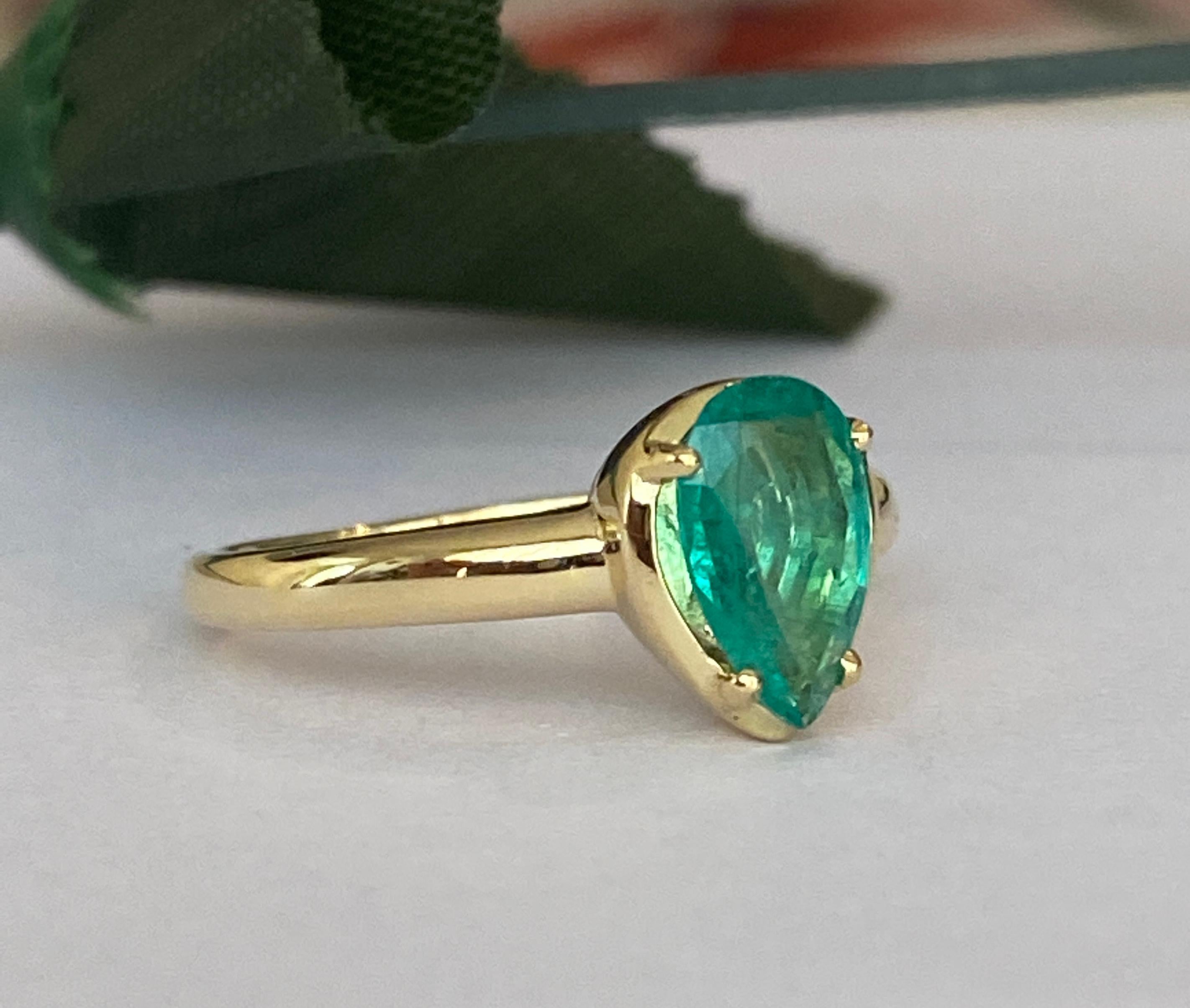 ALGT Anillo de oro de cóctel con diamante esmeralda certificado de 3,00 quilates Corte pera en venta