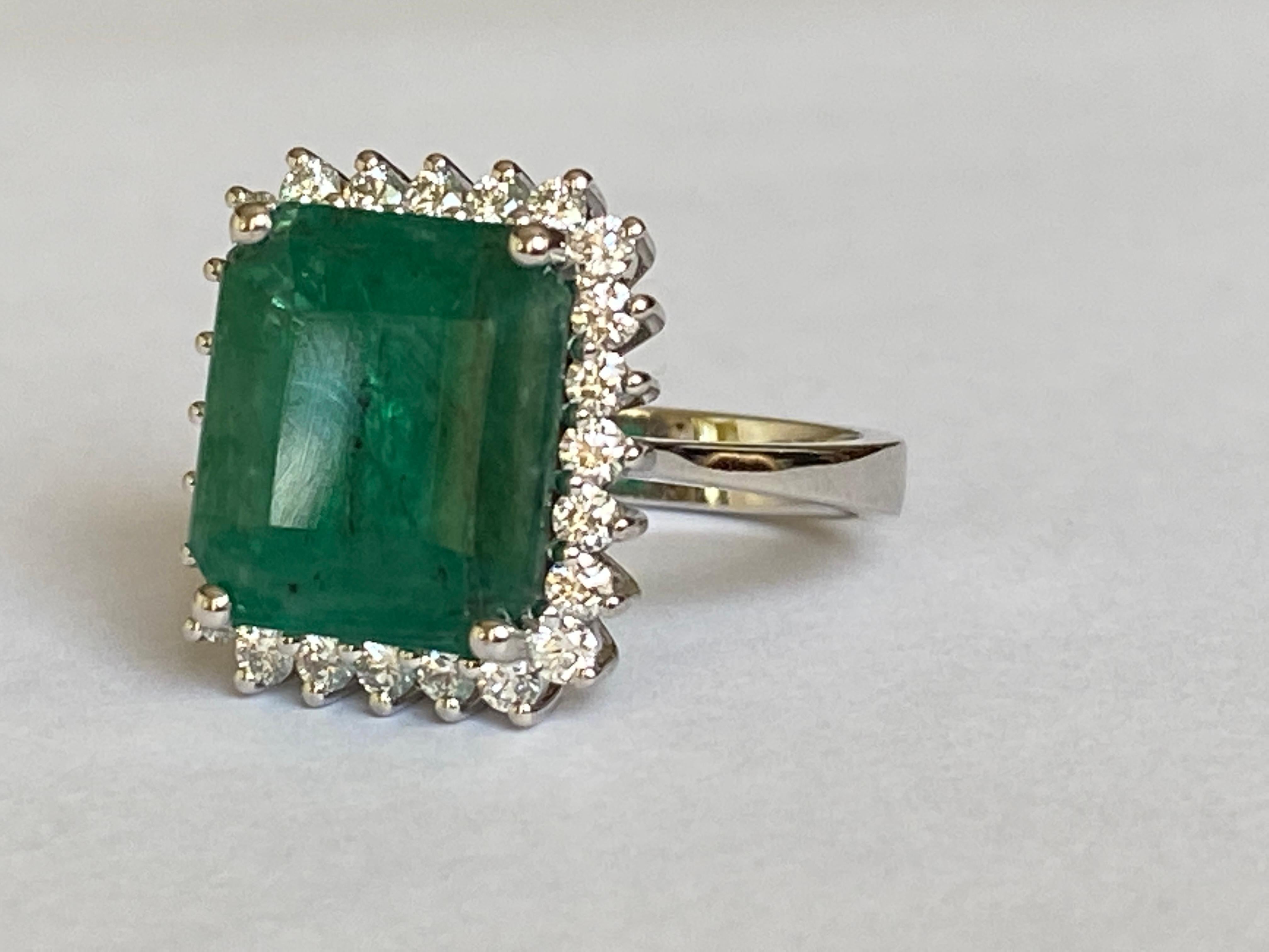 ALGT Certified 6.11 carat Emerald Diamond Cocktail White gold Ring In New Condition For Sale In AMSTERDAM, NL