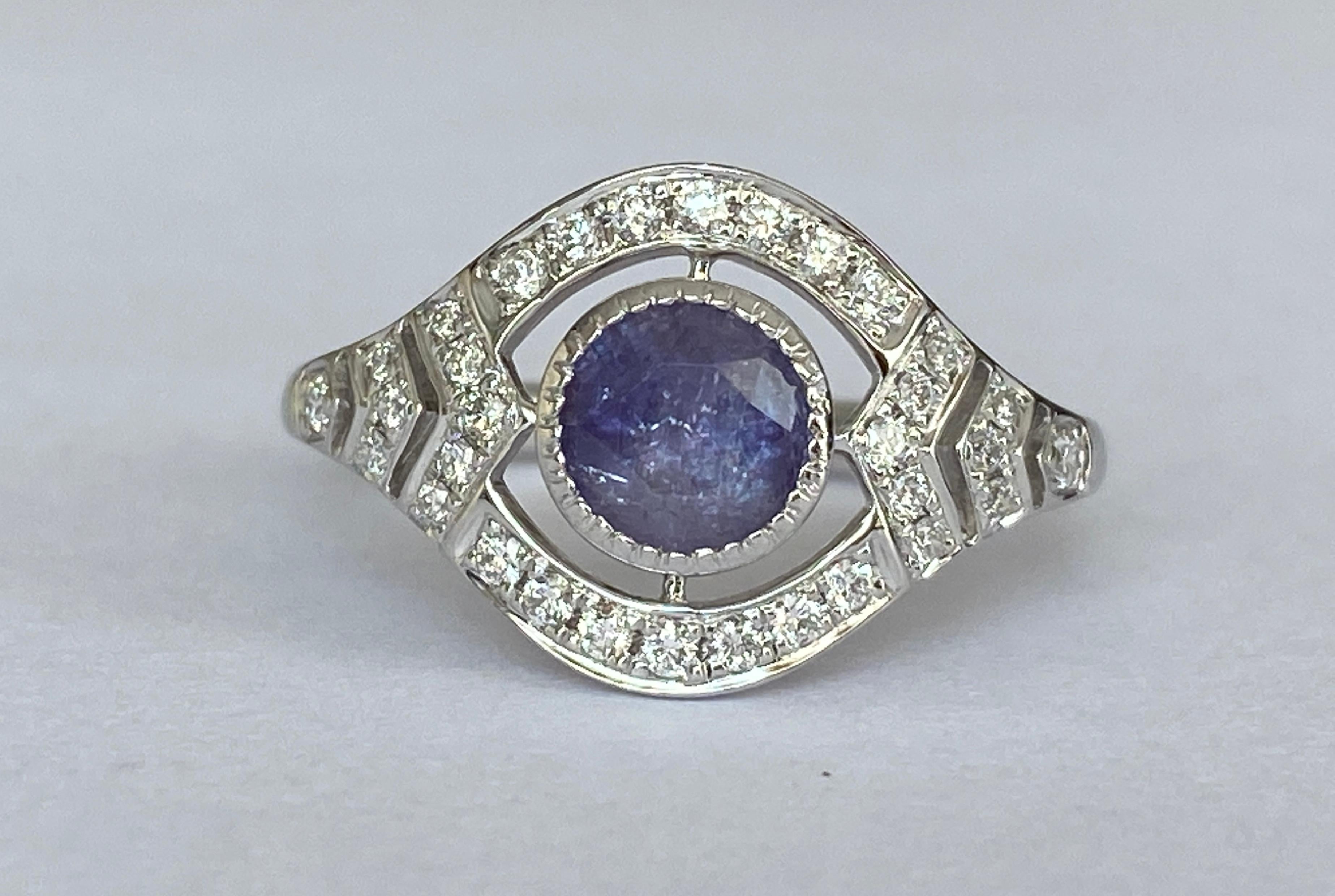 Celebra la rarità e l'eleganza con questo squisito anello in oro bianco, caratterizzato da un'alessandrite naturale da 0,77 carati certificata ALGT, una gemma davvero eccezionale famosa per il suo notevole effetto di cambiamento di colore, che passa