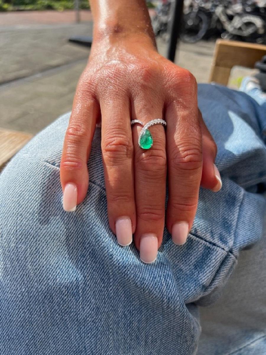 Faites une déclaration sophistiquée avec cet étonnant objet fabriqué à la main.  Cette bague de cocktail est ornée d'une émeraude naturelle de 1,46 carat provenant des montagnes historiques de l'Oural, réputées pour produire certaines des émeraudes