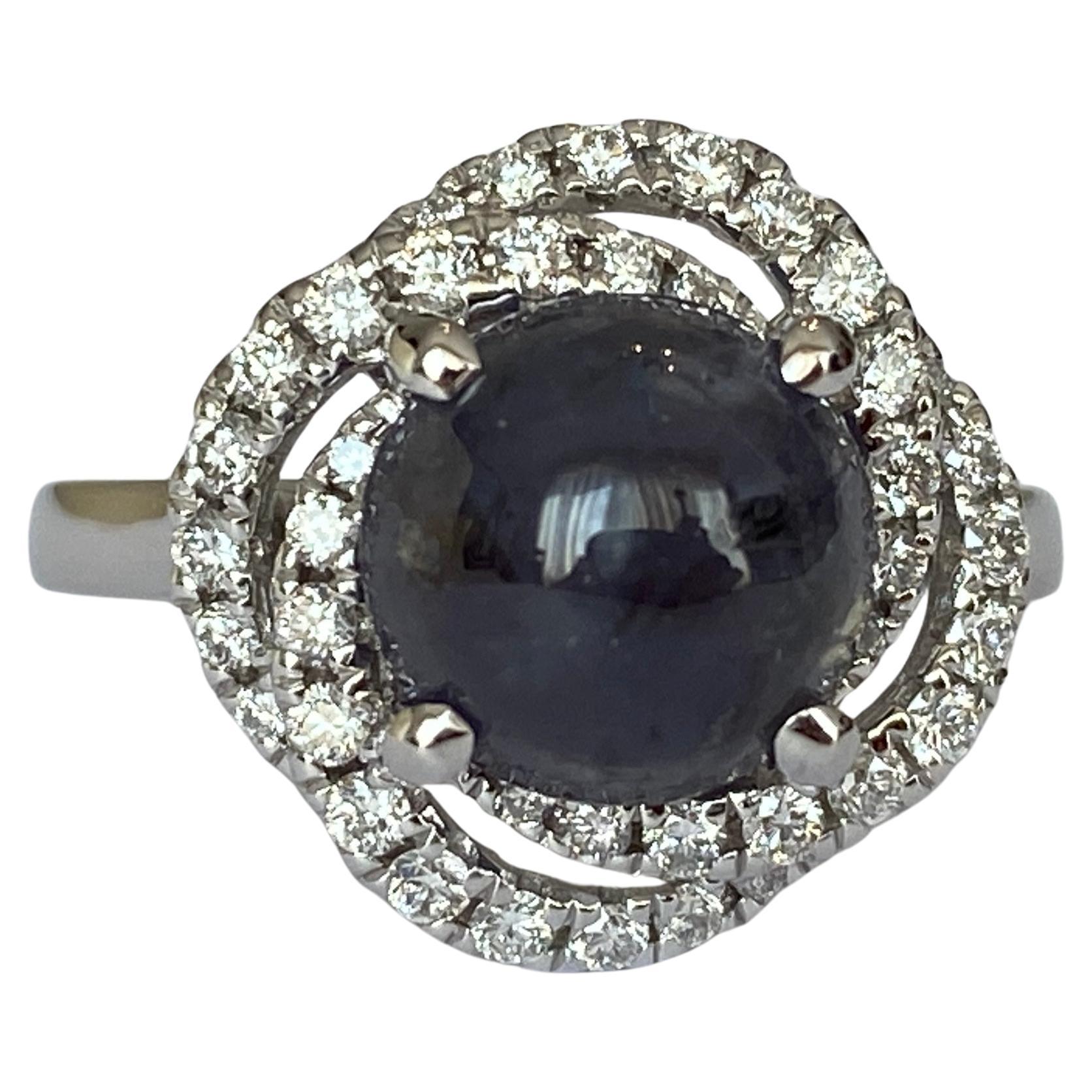 Celebra la rarità e l'eleganza con questo squisito anello in oro bianco, caratterizzato da un'alessandrite naturale da 3.32 carati certificata ALGT, una gemma davvero eccezionale famosa per il suo notevole effetto di cambiamento di colore, che passa