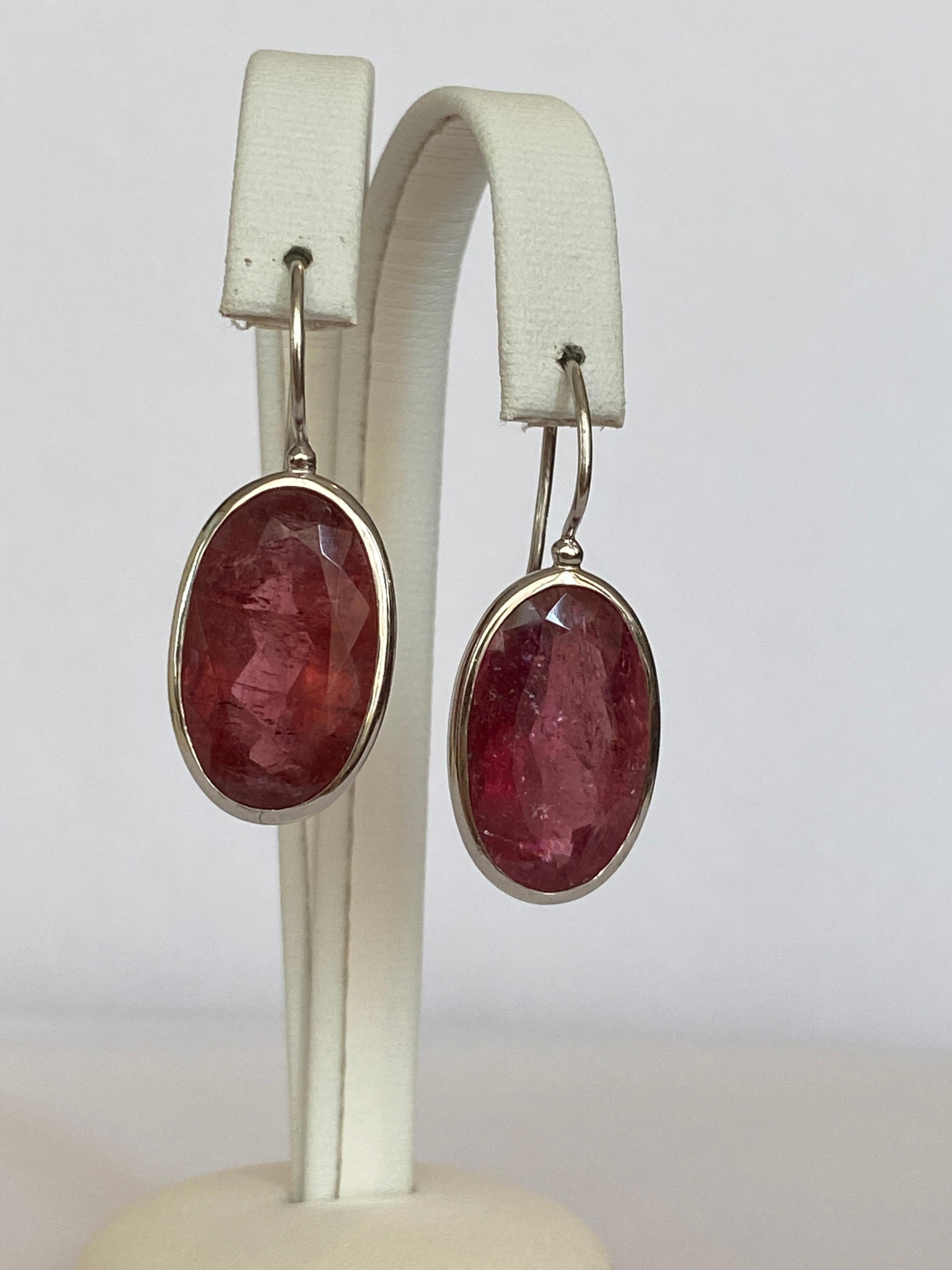 Orecchini in oro bianco con due tormaline rosa ovali a taglio misto da 24 carati. Le pietre hanno un bel colore violaceo/arancione. Orecchini a goccia molto belli. Il certificato ALGT è incluso.
Contenuto d'oro: 18 KT (con marchio)
Orecchini: