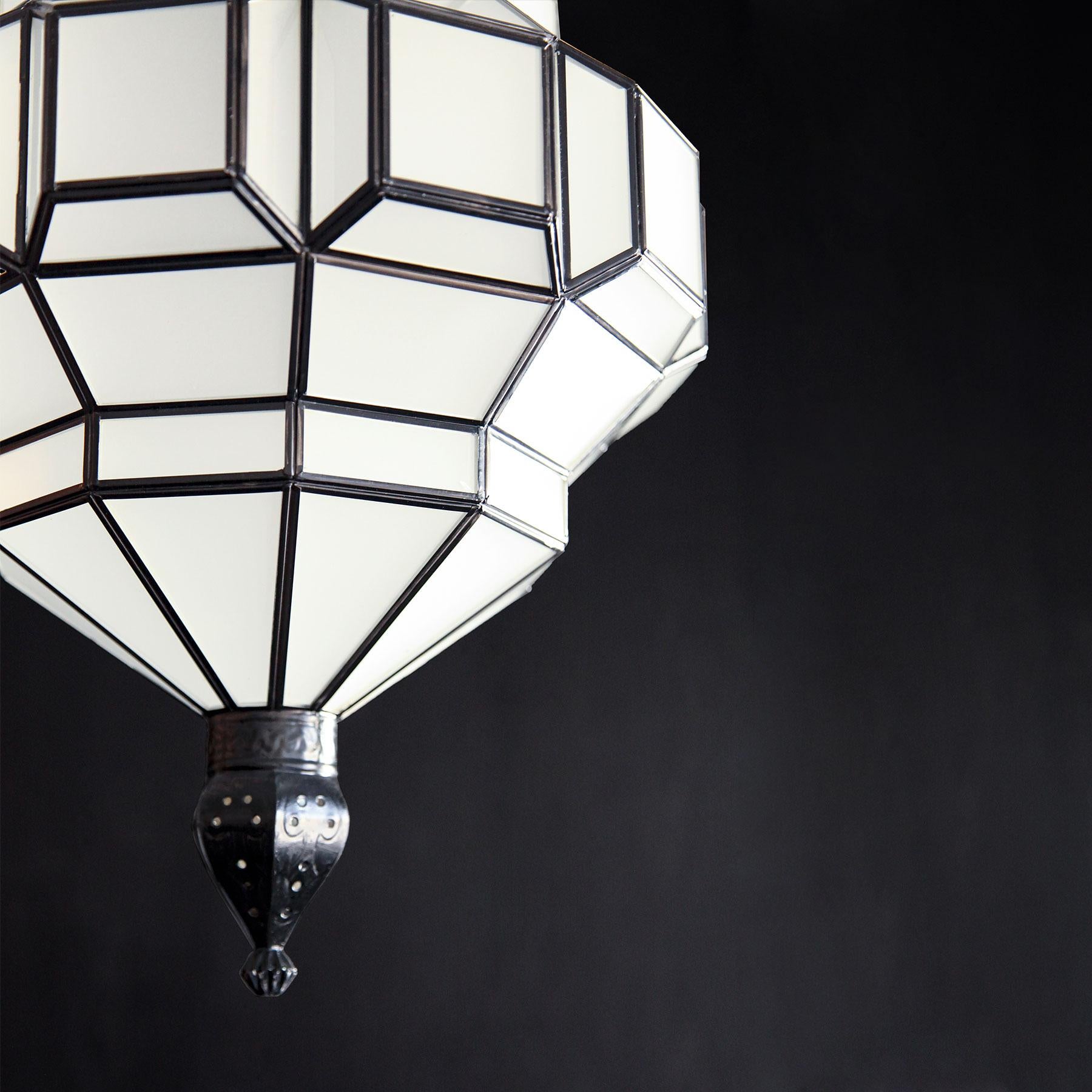 Ces lanternes en verre sont fabriquées dans un atelier de Grenade, en Espagne, depuis plusieurs générations. Chaque lampe suspendue est forgée à la main et reflète l'influence du design mauresque que l'on peut observer dans toute la région.

Ces