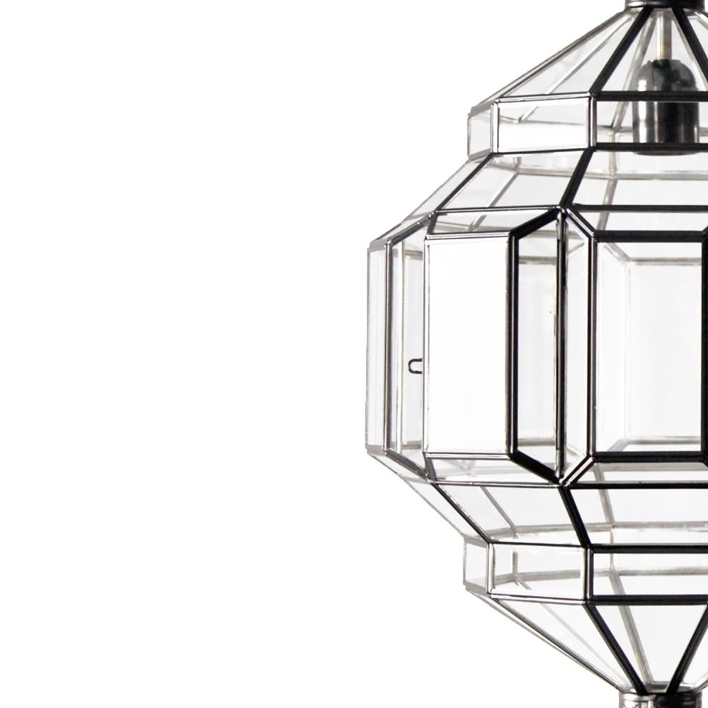 Queste lanterne di vetro sono realizzate in un laboratorio di generazioni a Granada, in Spagna. Ogni lampada a sospensione è forgiata a mano e riflette l'influenza del design moresco che si può osservare in tutta la regione.

Queste lanterne, con la