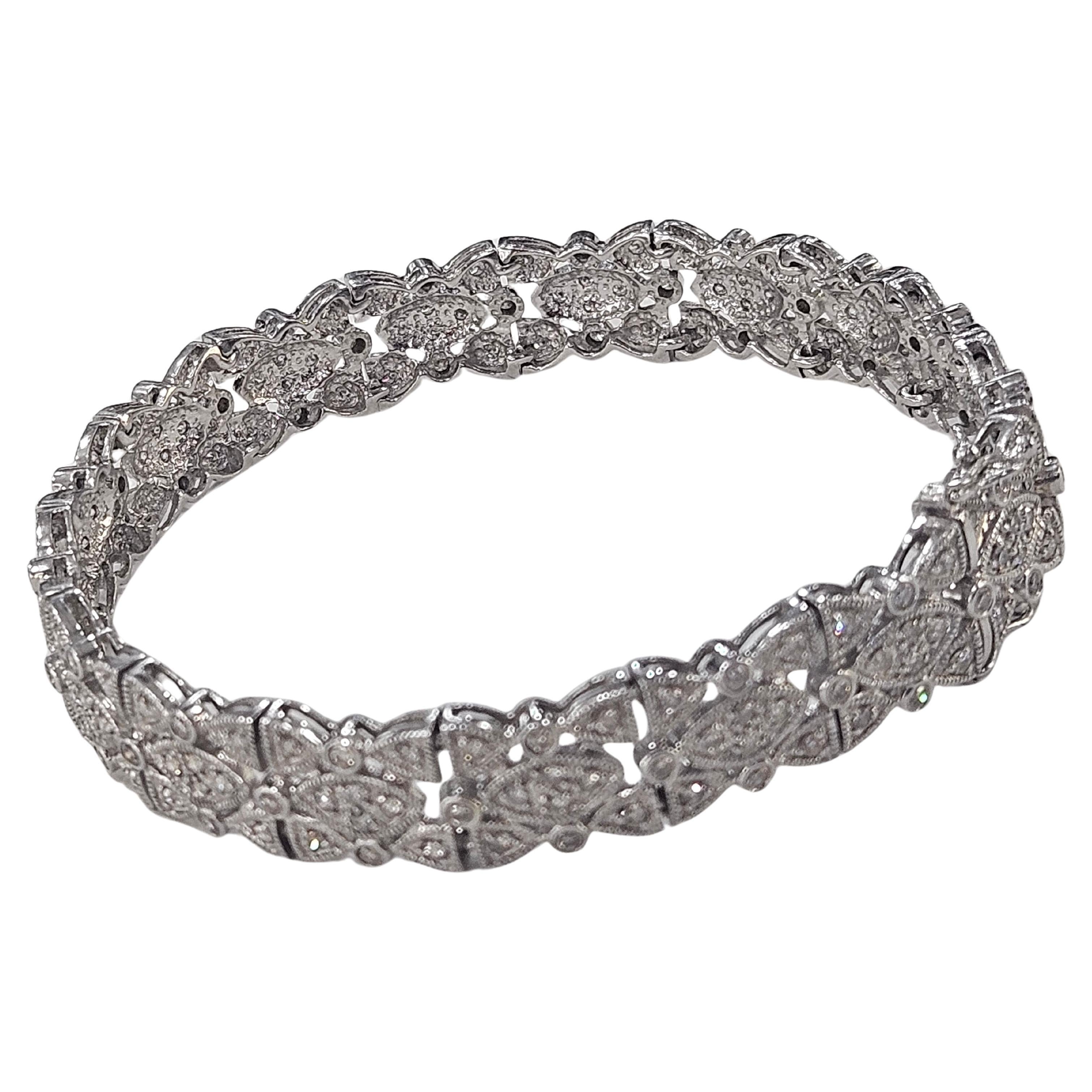 Wunderschönes halbstarres Armband Alhambra, geschwungene geometrische Muster mit Galerie aus 18 Karat Weißgold mit 187 Diamanten im Brillantschliff von 0,01 ct (Durchmesser 1,30 Millimeter), Gesamtgewicht 1,87 ct. Reinheit Vs1-Si1 und Farbe G-H.