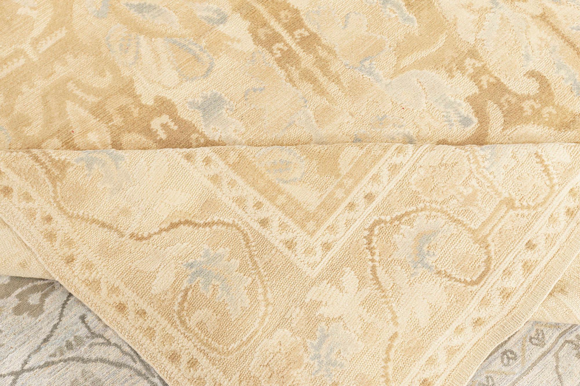 Alhambra Design beige und blau handgefertigter Wollteppich von Doris Leslie Blau.
Größe: 10'3