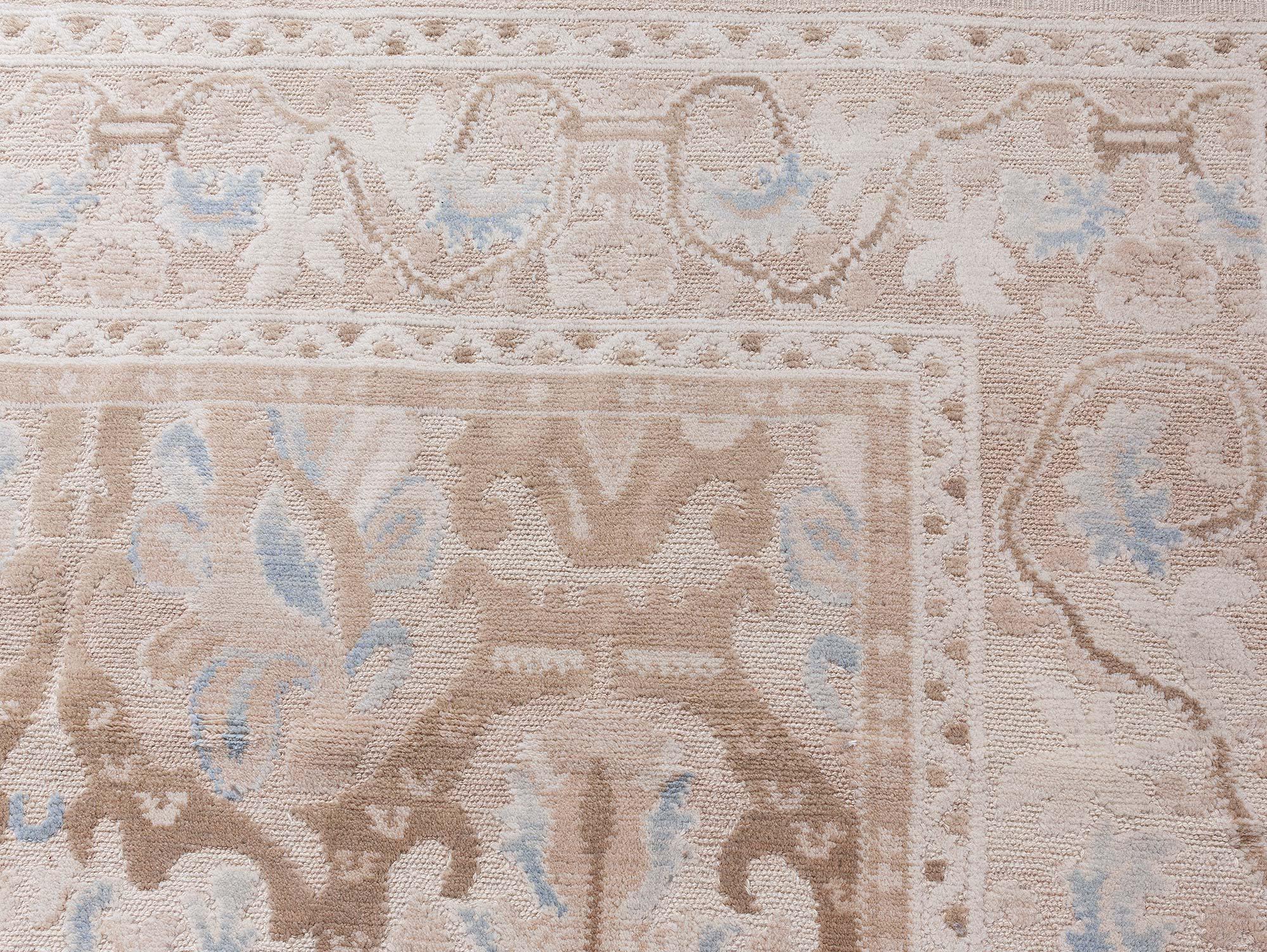Tapis en laine beige et bleu, fait main, design Alhambra, par Doris Leslie Blau.
Taille : 312 × 434 cm (10'3