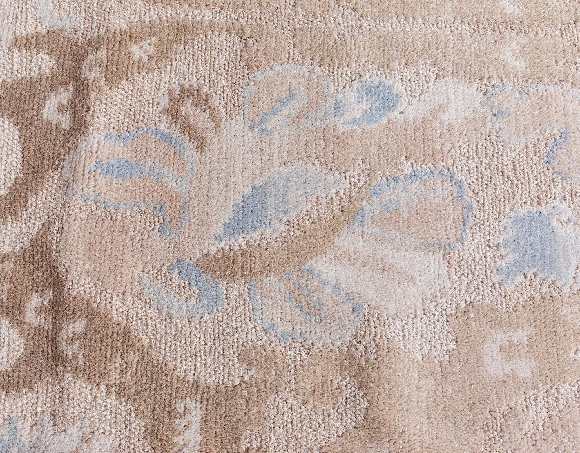 Noué à la main Tapis en laine fait à la main beige et bleu Alhambra Design de Doris Leslie Blau en vente
