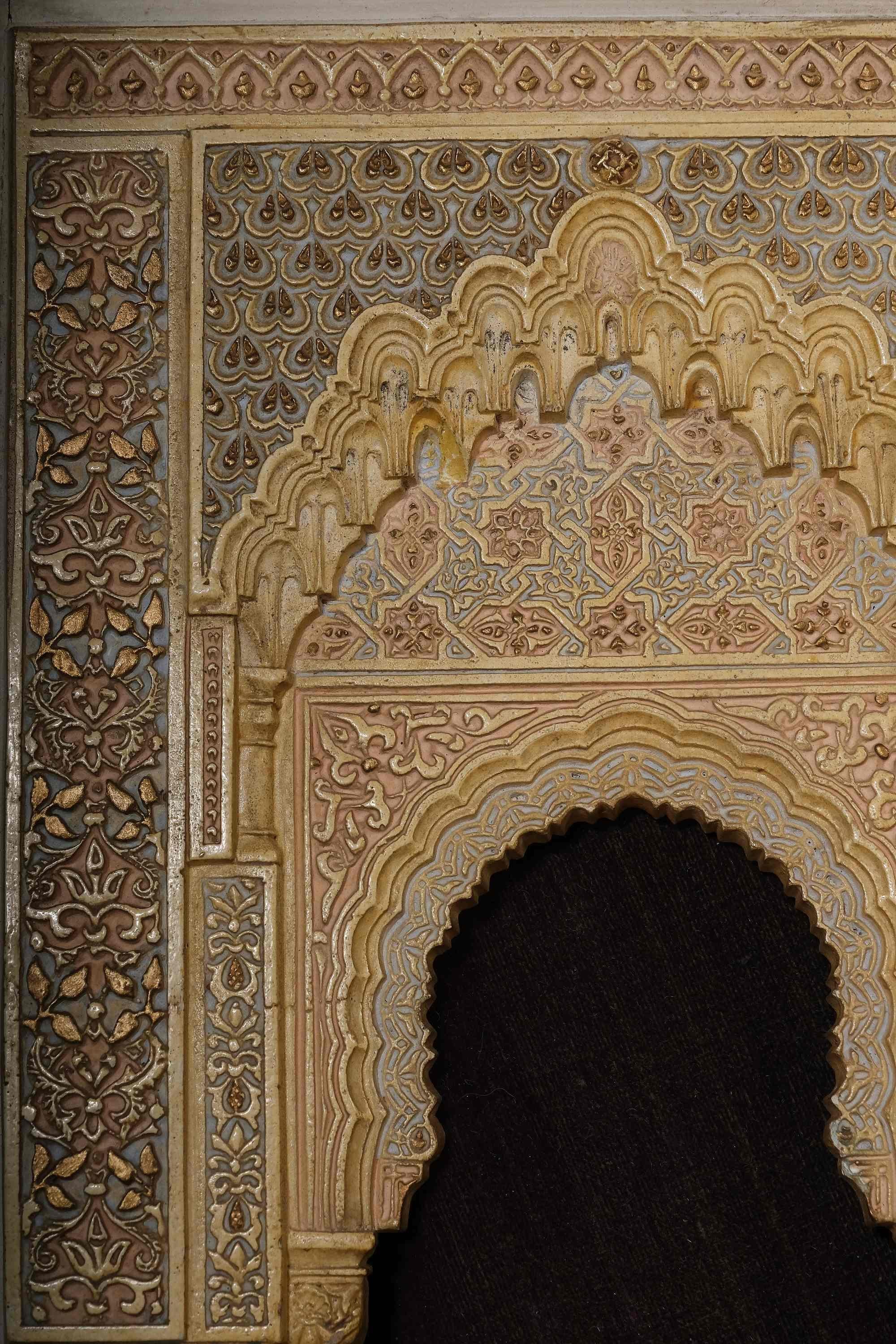 „Alhambra-Fakatmodell“, polychromierte Stuckplakette von R. Rus, frühes 20. Jahrhundert (Islamisch)