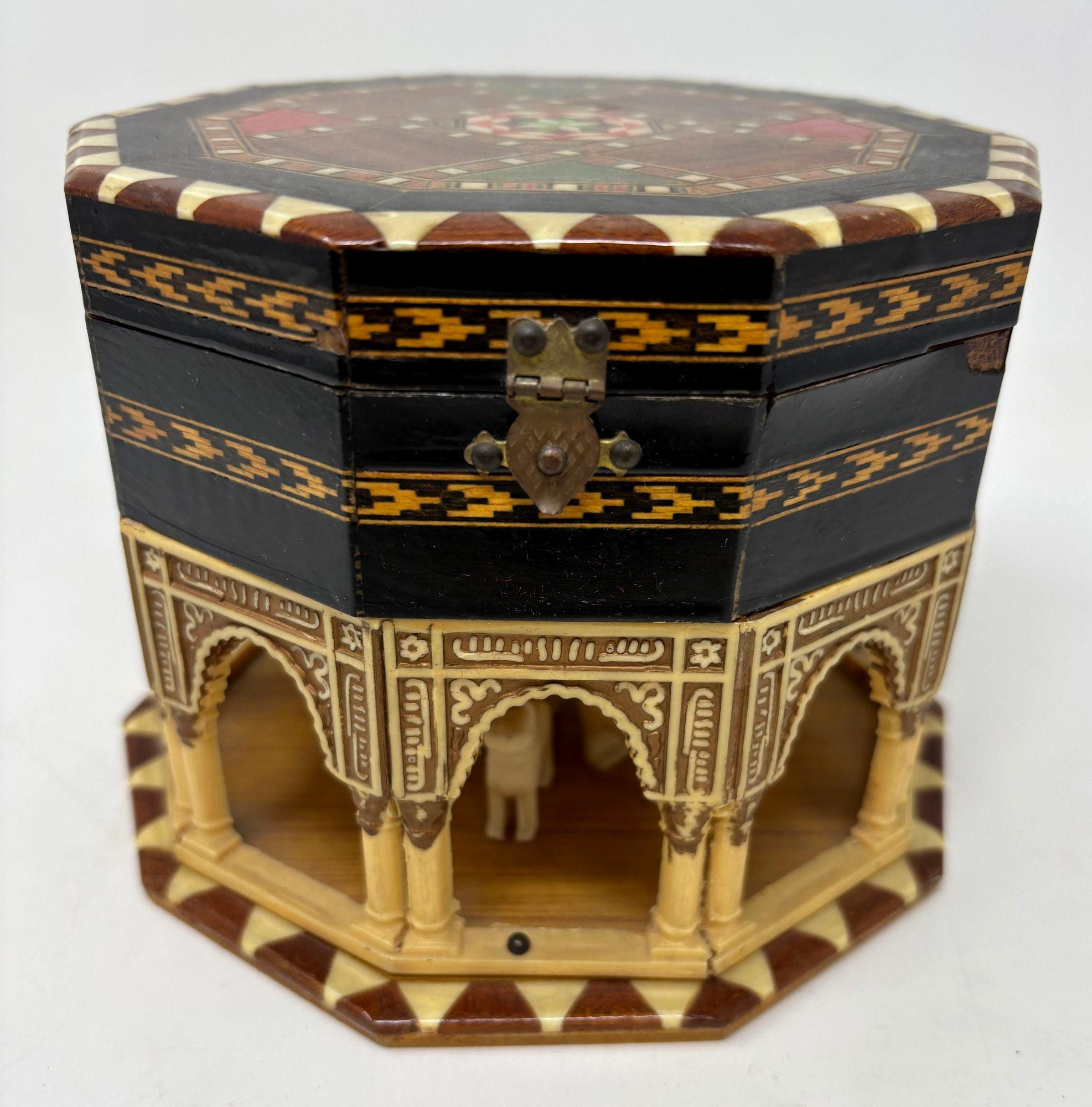 Joyero morisco vintage hecho a mano del palacio de la Alhambra - años 50 Granada, España
Lleva la grandeza de la arquitectura islámica a tu hogar con este impresionante joyero vintage, fabricado a mano en Granada (España) en la década de 1950.