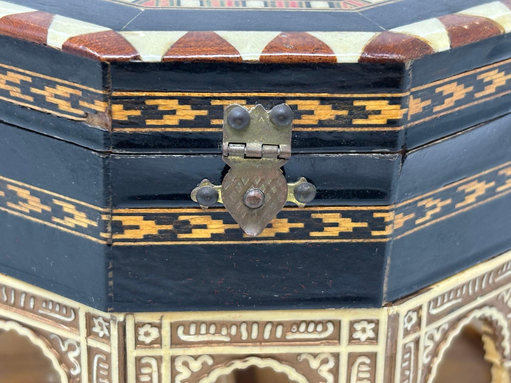 Joyero Artesanal Palacio de la Alhambra de Granada siglo XX en venta