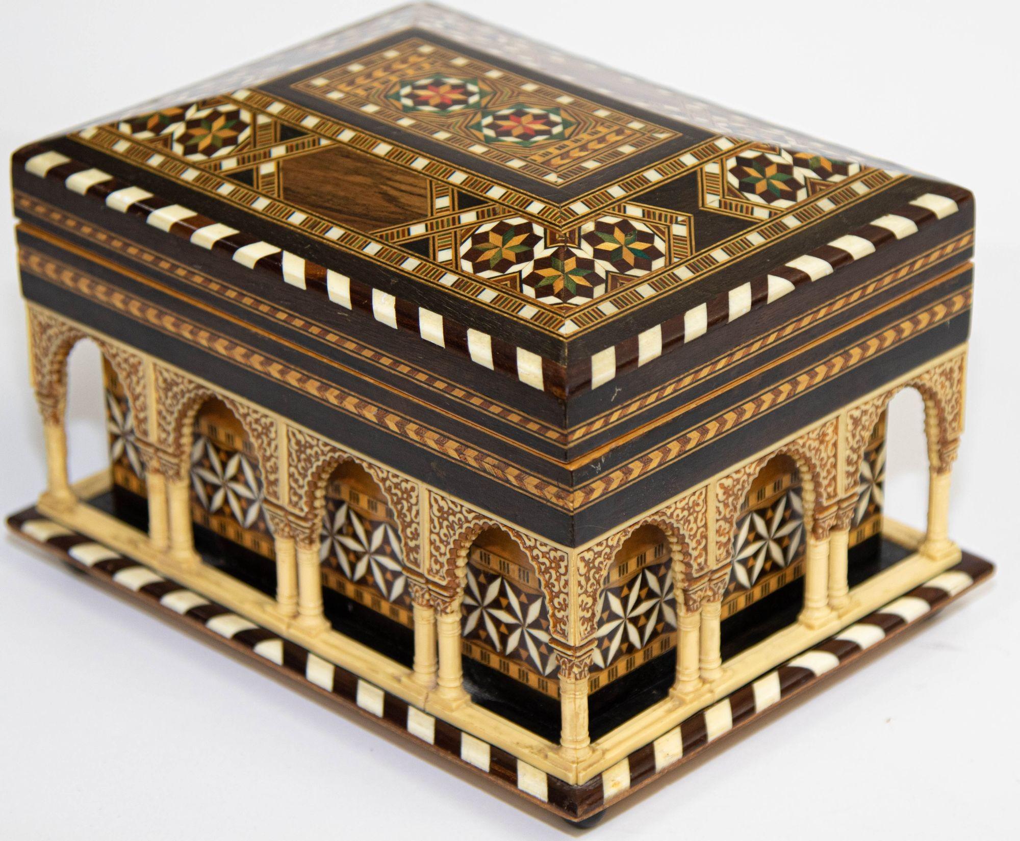Alhambra Palace Granada Spain Handmade Footed Moorish Box 1950's In Good Condition In North Hollywood, CA