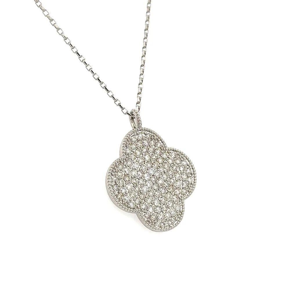 Semplicemente bello! Collana con ciondolo in platino Alhambra Pave Diamond Clover, finemente dettagliata e realizzata a mano. Ciondolo a forma di trifoglio con diamanti scintillanti incastonati a mano e realizzato a mano in platino. Diamanti, per un