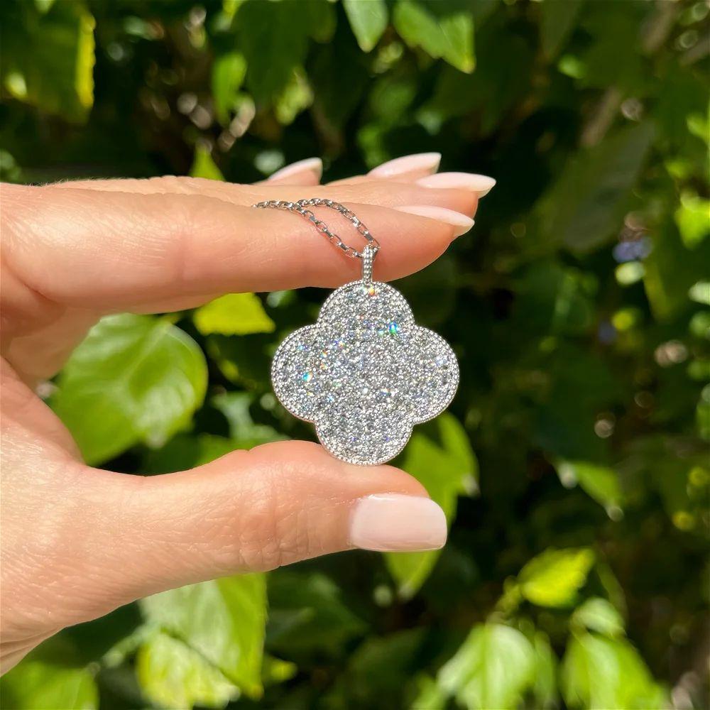 Modernista Collana con ciondolo in platino Alhambra, scintillante con pavé di diamanti e trifoglio d'epoca in vendita