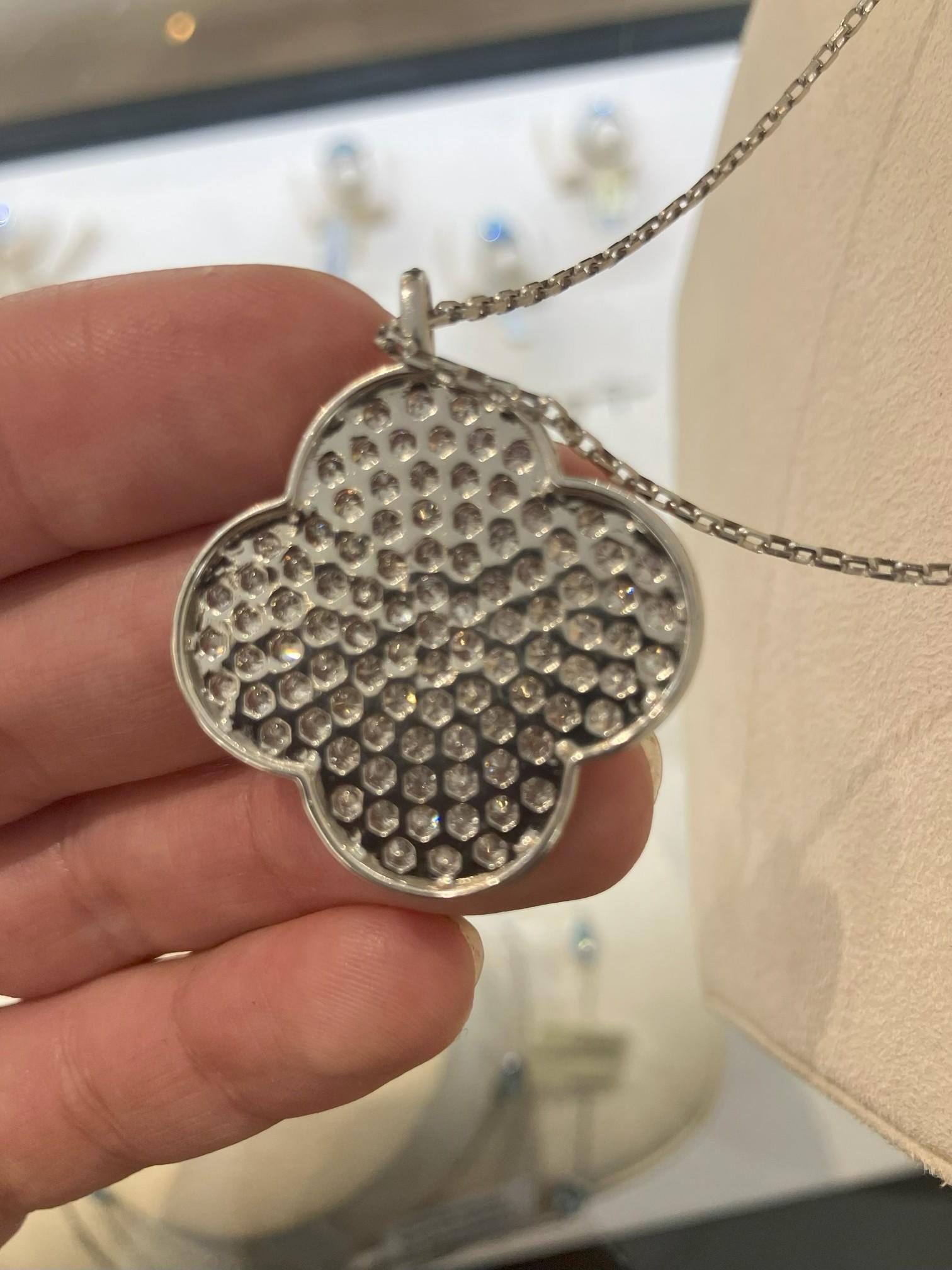 Halskette mit Vintage Platin-Anhänger von Alhambra, funkelnde Pave Diamant Kleeblatt Vintage für Damen oder Herren im Angebot