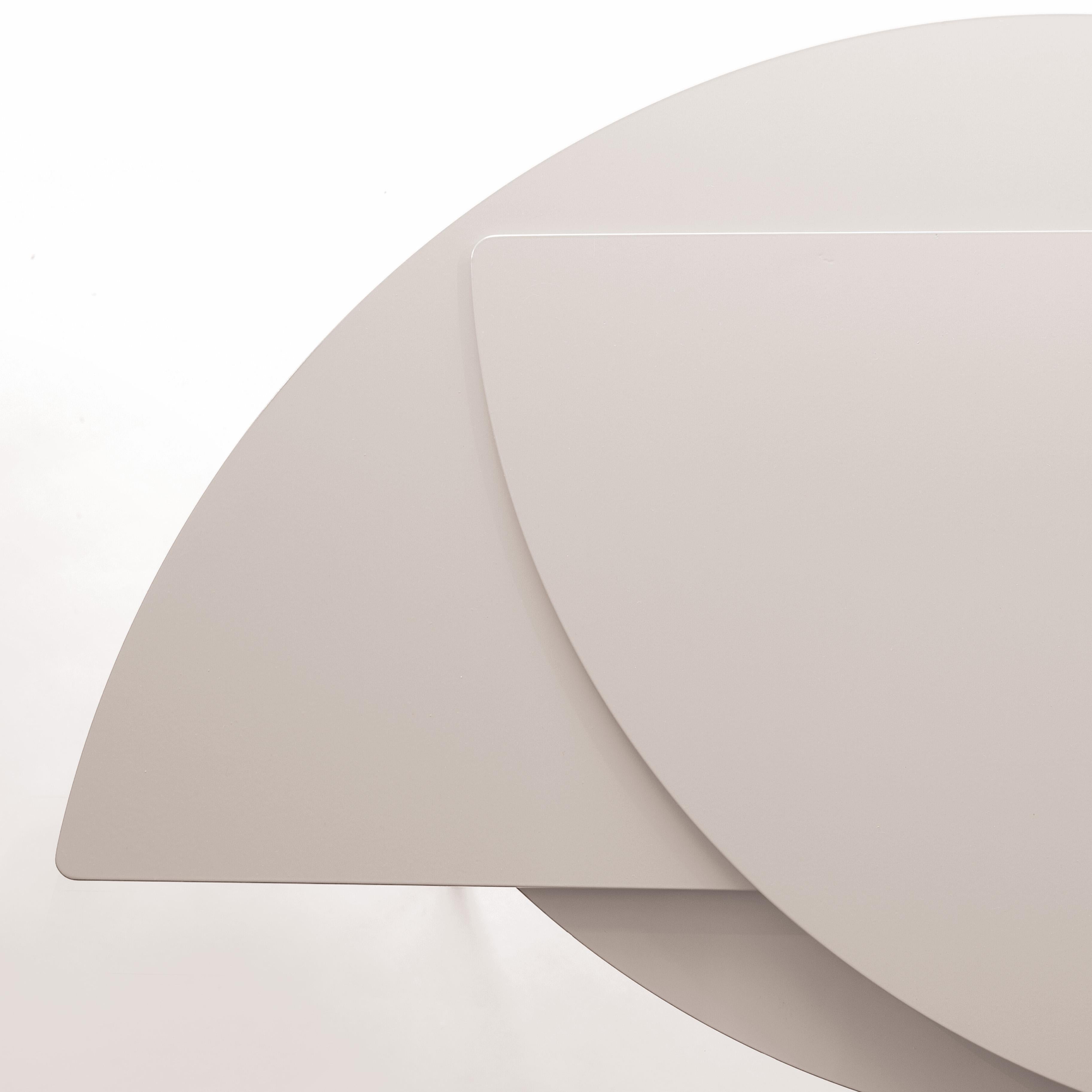 Alhena est une table basse extensible en métal blanc en édition limitée, qui fait partie de la collection Celestine conçue par Jacobsroom Studio à Rome.
La forme abstraite de la table basse s'inspire d'un corps céleste évocateur : l'étoile