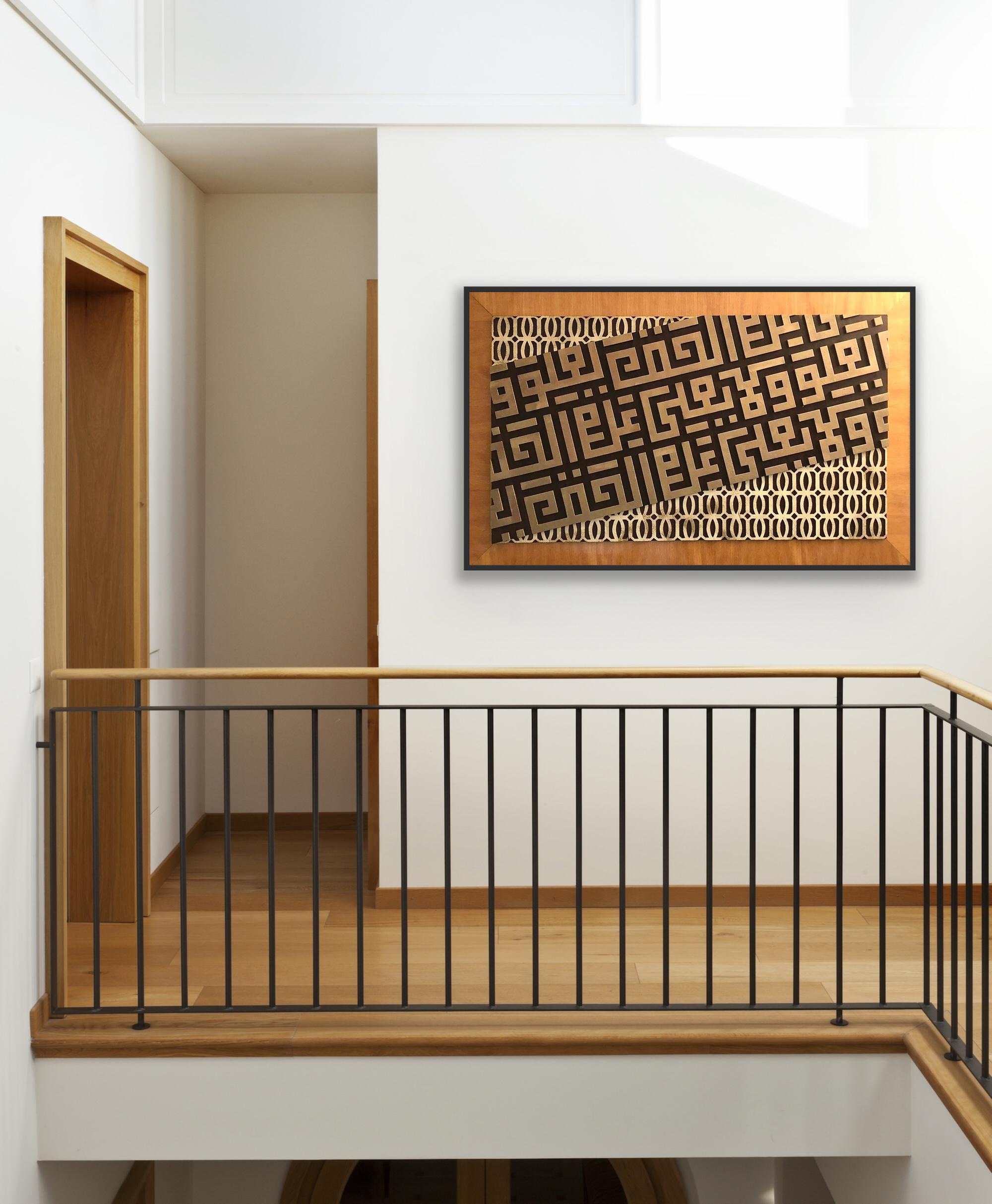 Atemberaubende geschnitzte abstrakte Kalligraphie Kunstwerk auf Holzplatte von Bahrain Künstler Ali Al Mahmeed, signiert verso. Größe: 75 x 122 cm (gerahmt), 29,5 x 48 Zoll.

Ali Al Mahmeed hat über 30 Jahre lang eine Karriere als Künstler gemacht