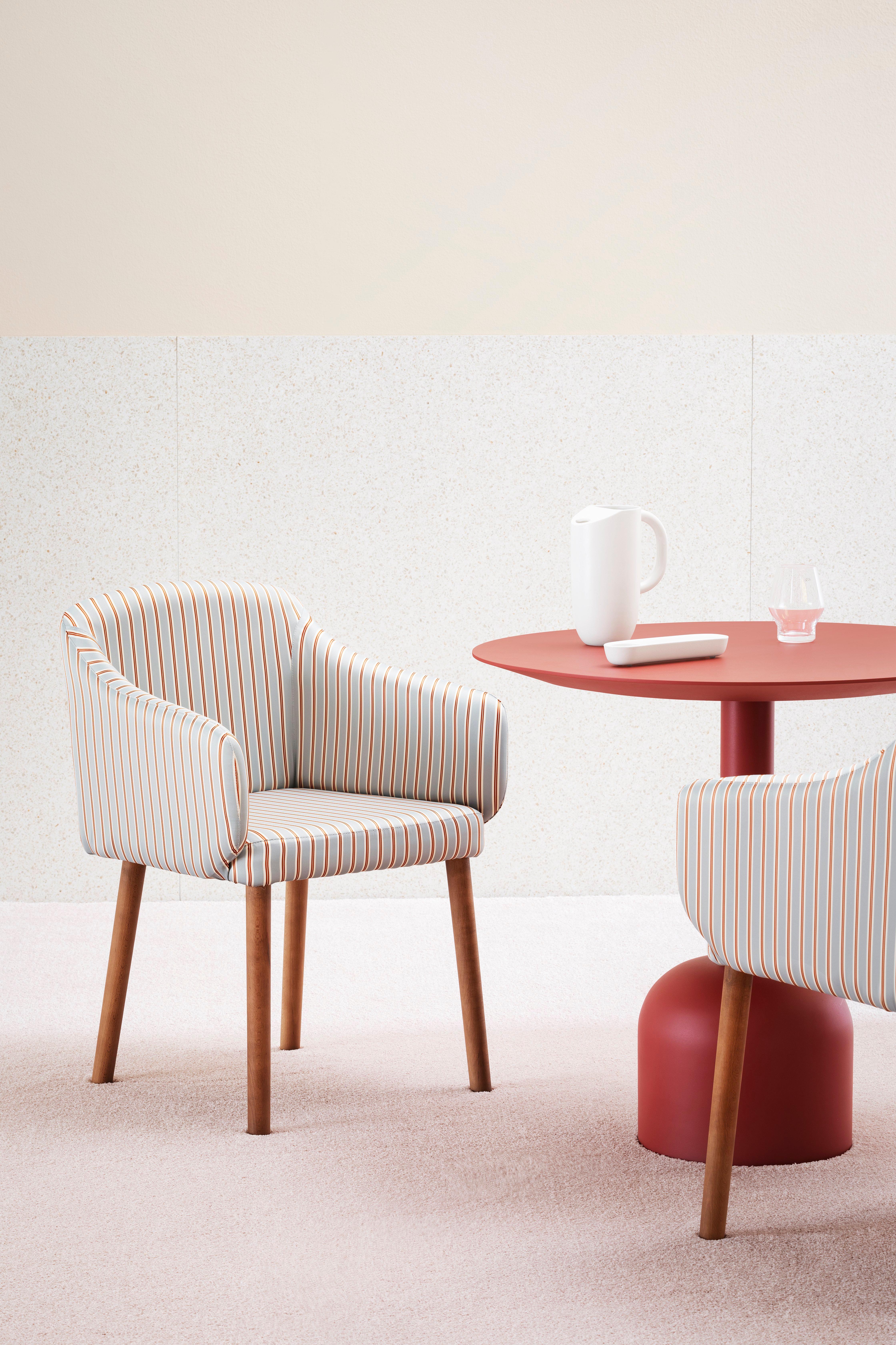 Sedia con gambe in faggio massiccio tinto rovere, noce o anilina nera. Scocca rivestita con i tessuti elencati. Qui viene mostrata la sedia con braccioli Ali con base in faggio tinto noce e seduta imbottita di dimensioni 59 x 55 x 83 H.
 
Philippe