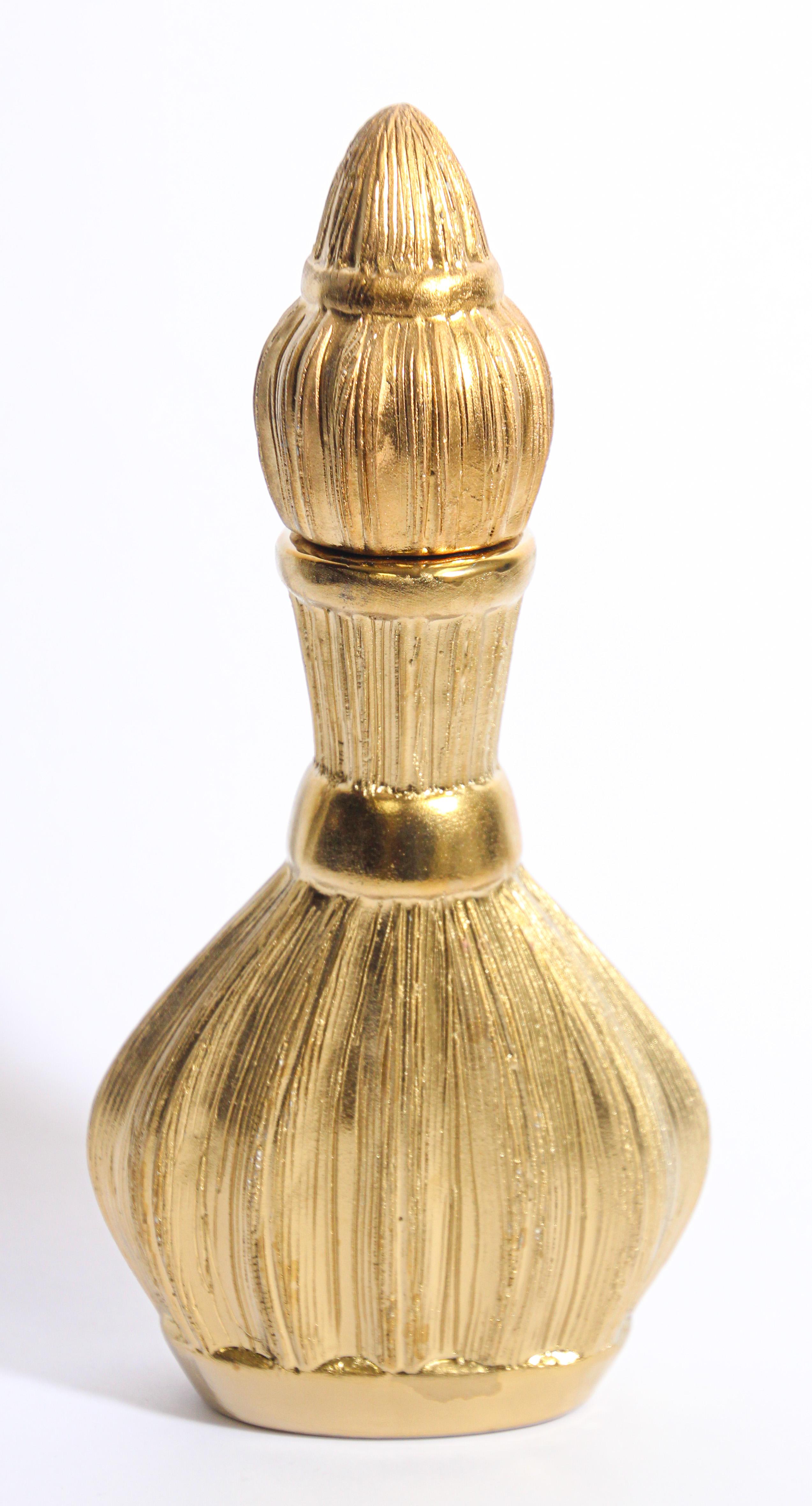 Moorish decorative gilt porcelain flask with lid.
The bottle is shaped into soft ripples and given a radiant gold finish.
Nice decorative object with a lid in the shape of a Moorish turban head cover.
Turkish Ottoman or Middle Eastern shape