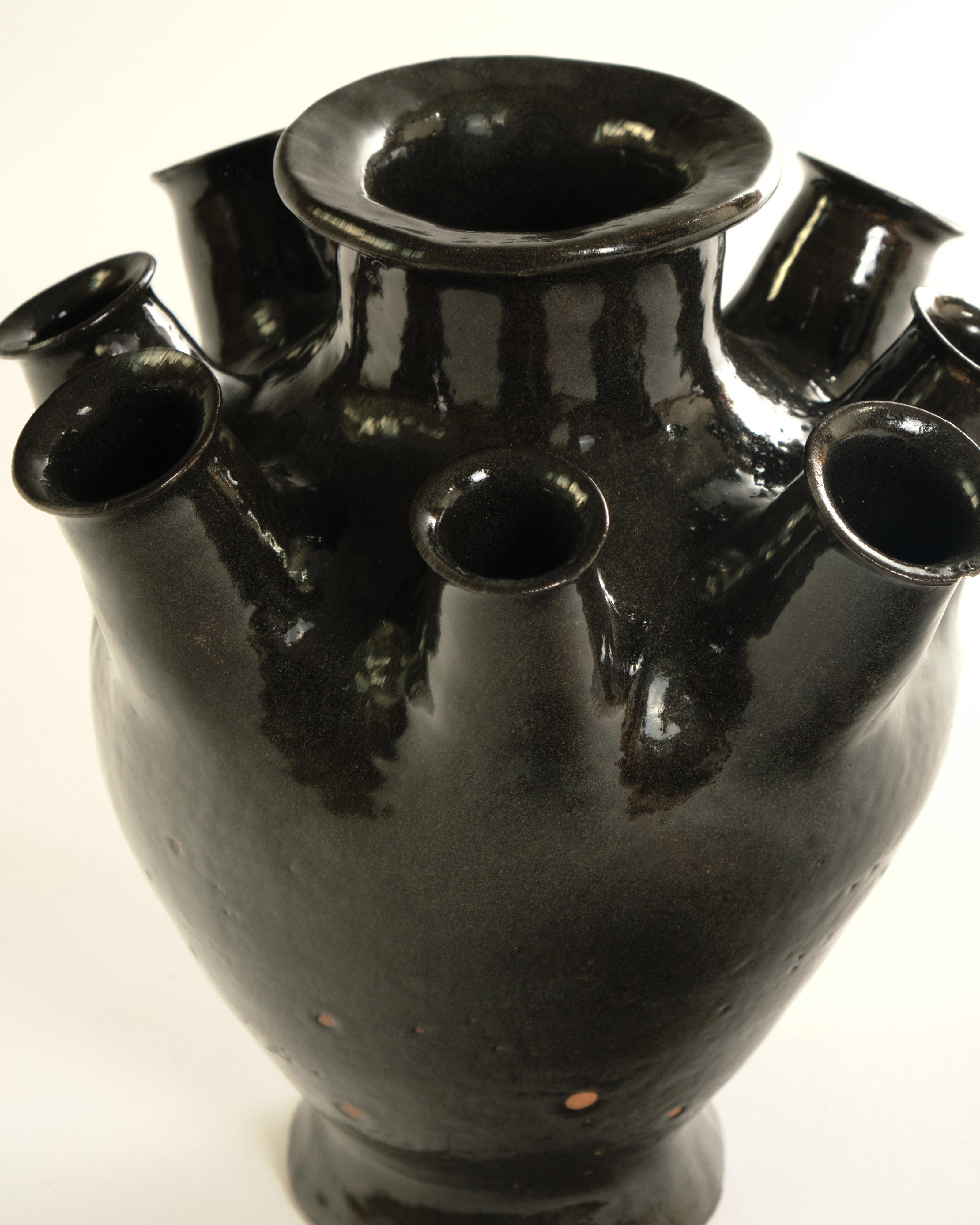 Hand-built and wheel thrown with eight spouts in stoneware clay with black slip and clear glaze
H25 x W25 cm