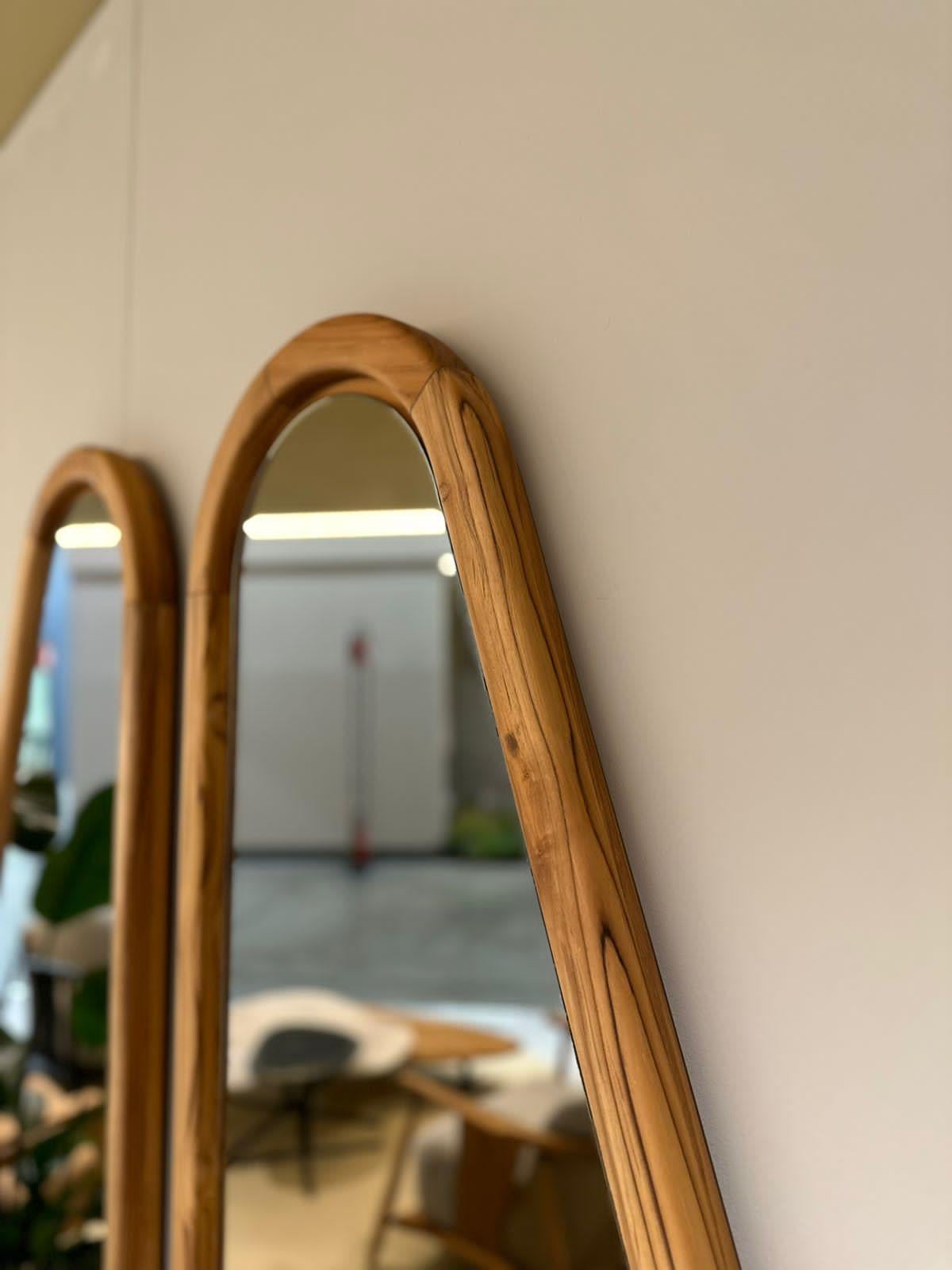 Moderne Miroir mural en bois de teck au design semblable à une aile et à la finition naturelle - Ali Line, droite en vente