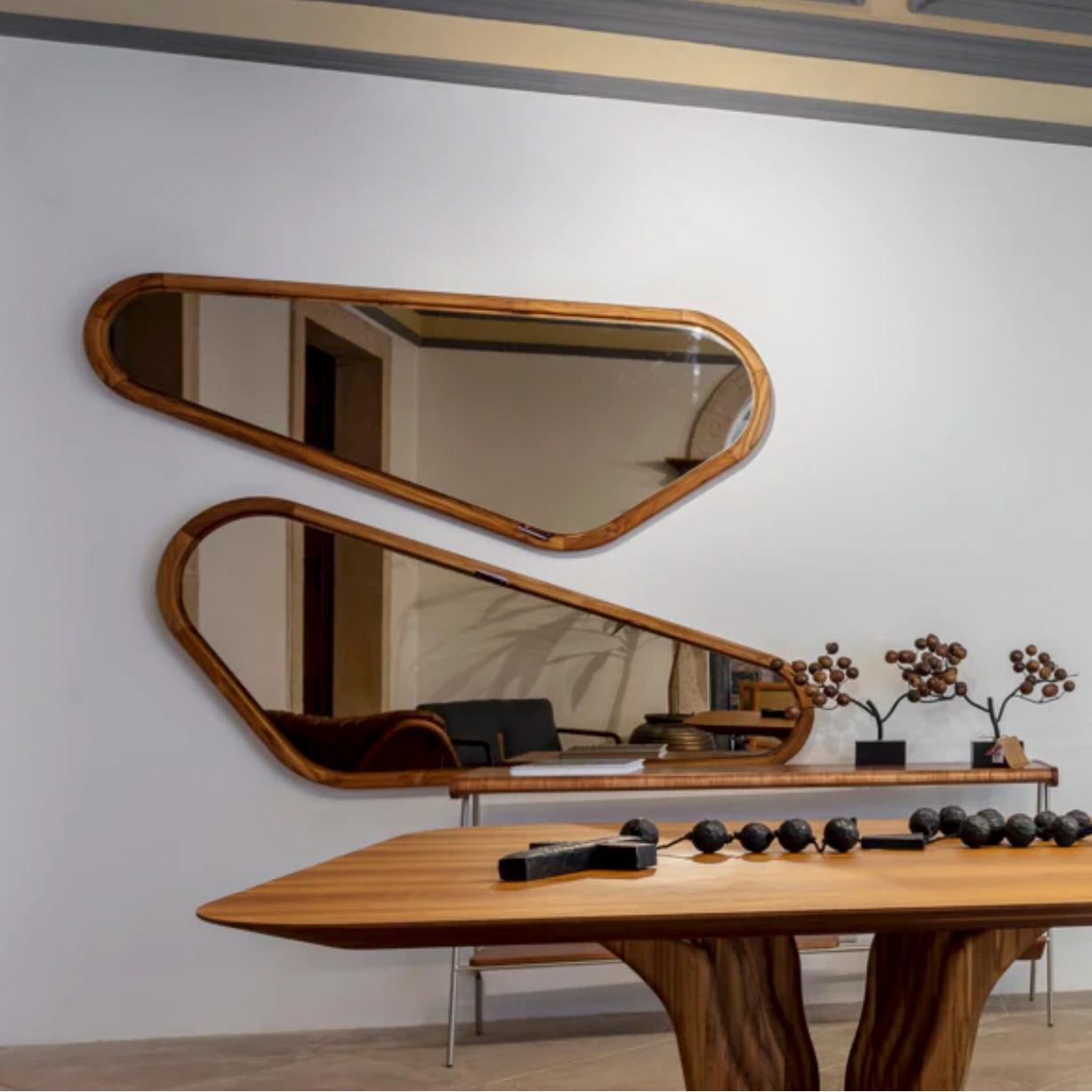Brésilien Miroir mural en bois de teck au design semblable à une aile et à la finition naturelle - Ali Line, droite en vente