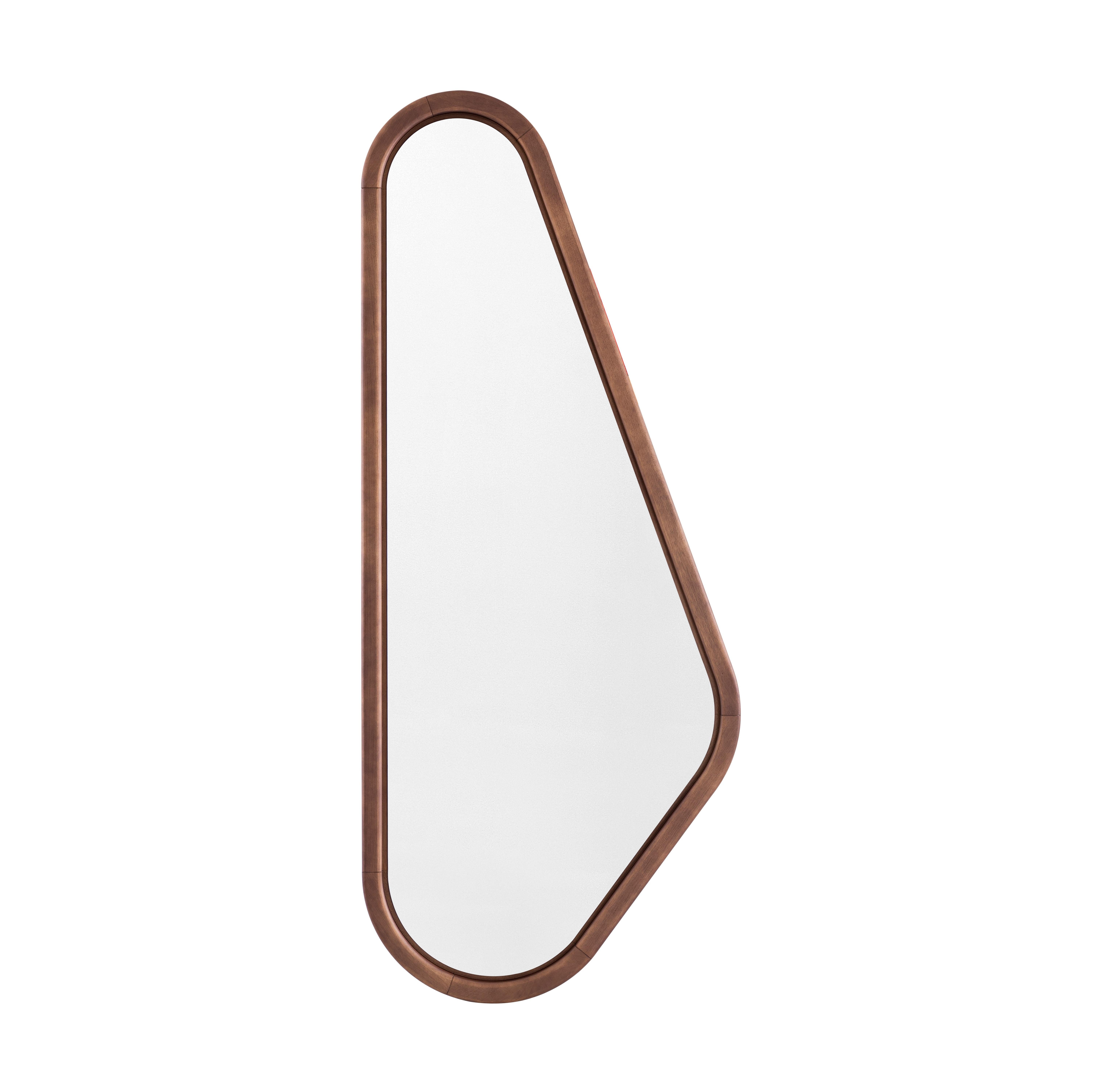 With a light and refined design, the Ali mirror series incorporates a natural touch into any area of the home. Ali, which is the Italian word for ‘wings’, refers to the piece’s unique design. Together, the mirrors form two wings that bring a sense