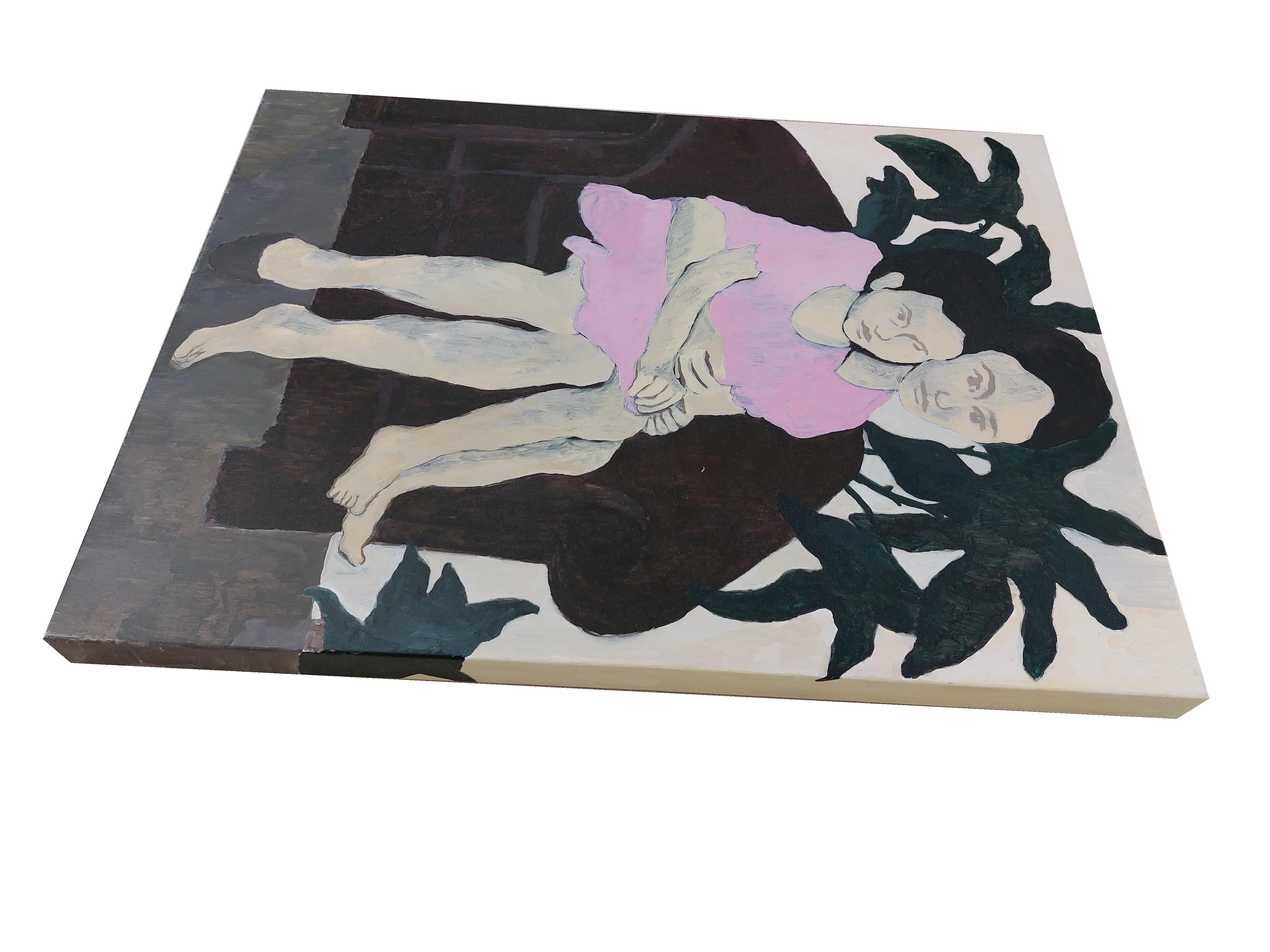 Questa immagine mostra due figure, madre e figlio, intimamente connesse, sedute in quello che sembra uno spazio sicuro ma introspettivo. Il vestito rosa contrasta con il fogliame e i mobili scuri, attirando l'attenzione sulla vulnerabilità e la