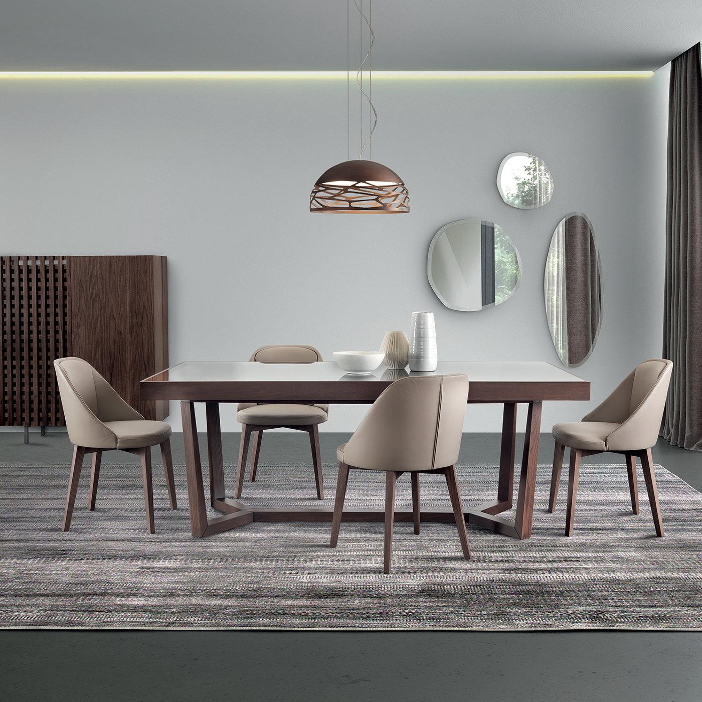 A highly functional furnishing item, the extendable Aliante Table features a clean and elegant design by Pacinie e Cappellini. With a structure in solid ash and a top in ash wood veneer or painted glass, it is also available in wenge, walnut, black
