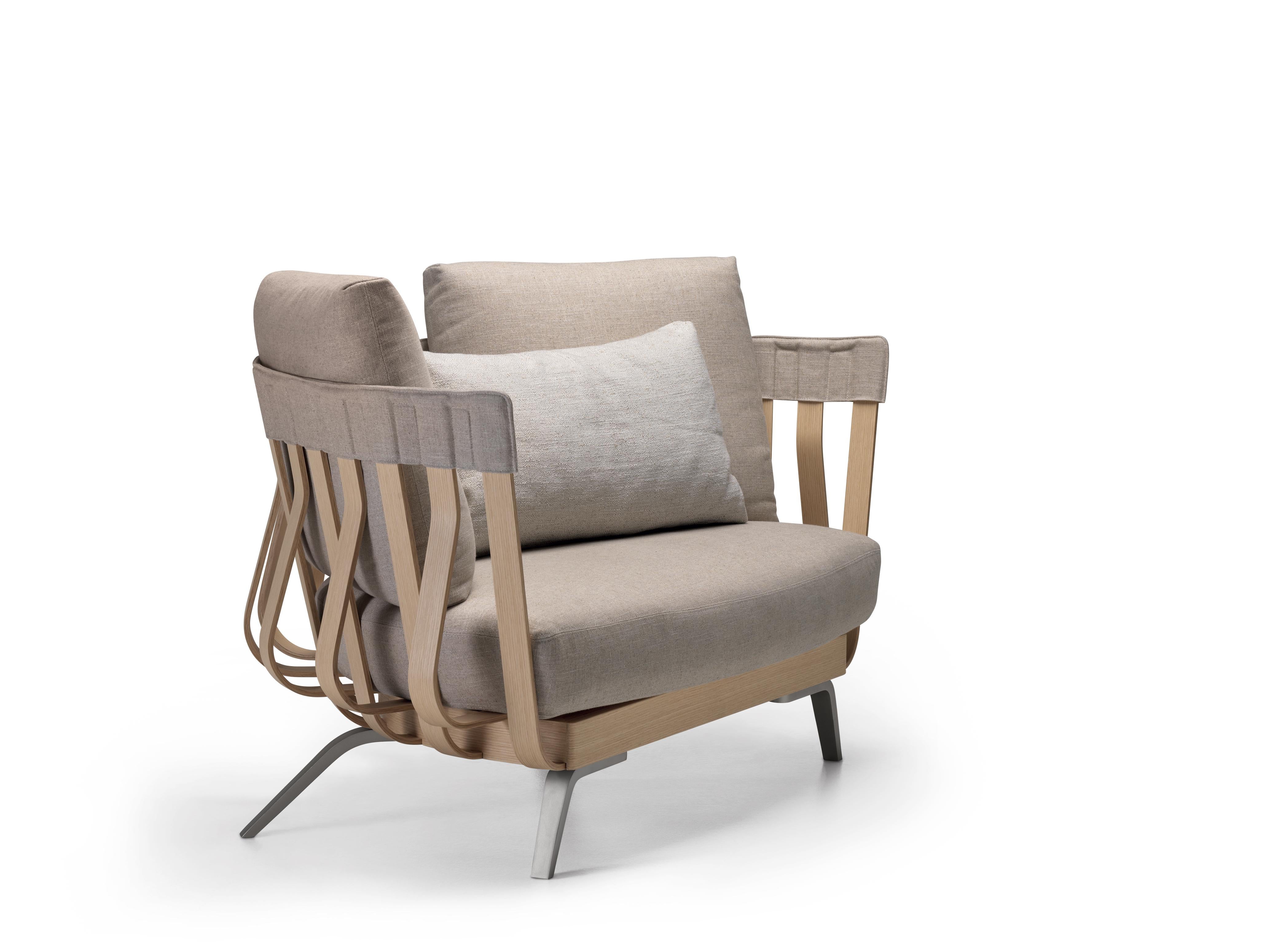 Alias 02A E la nave va Armchair in Anodized Gold Aluminum and Oak Frame by Atelier oï

Armchair composed with curved oak multilayer slats; structure in veneered beech plywood and feet in lacquered die-cast aluminium. Seat and cushions with