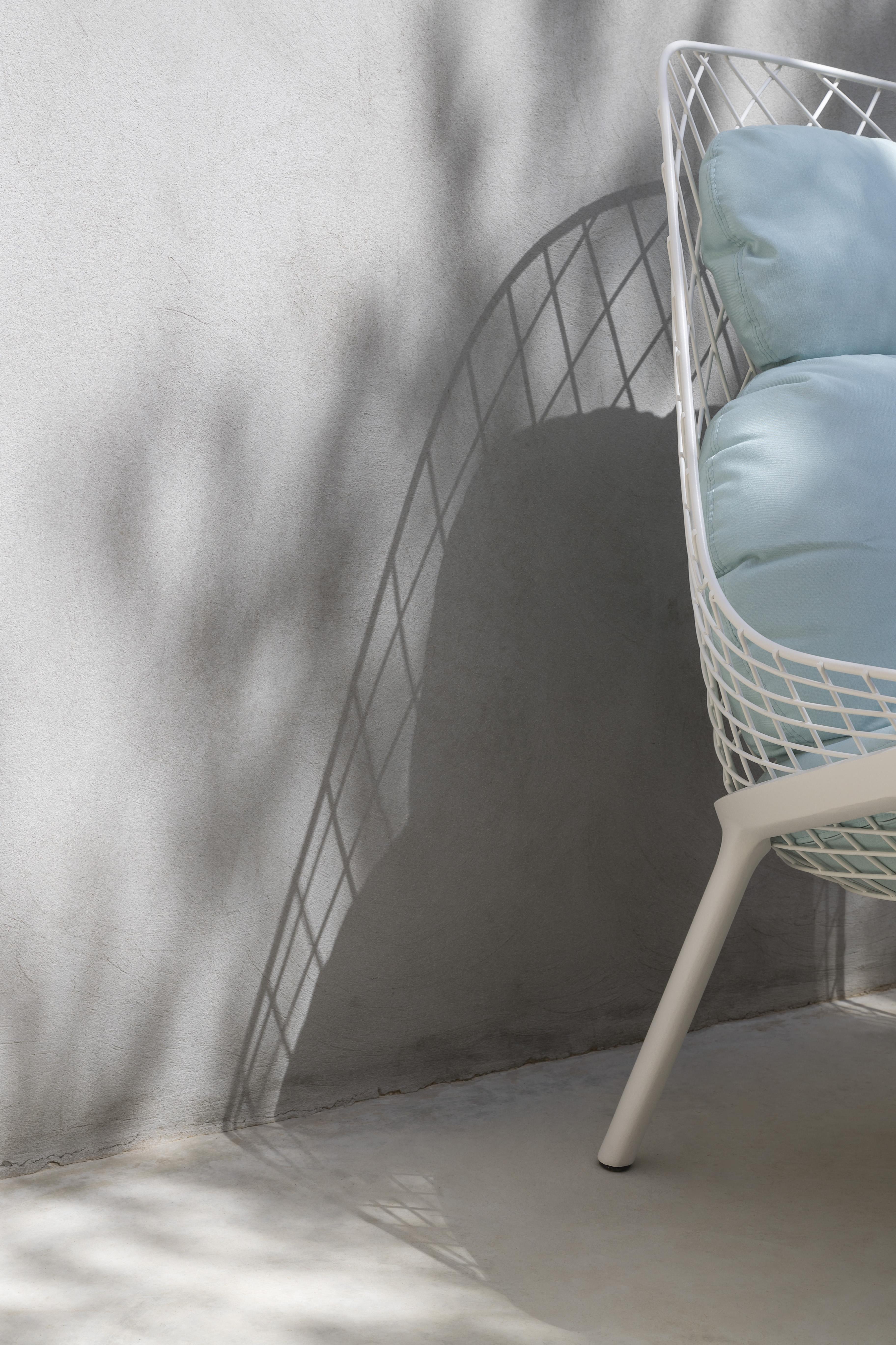 Fauteuil d'extérieur Gran Kobi avec assise et cadre en aluminium laqué blanc Alias 035 en vente 1
