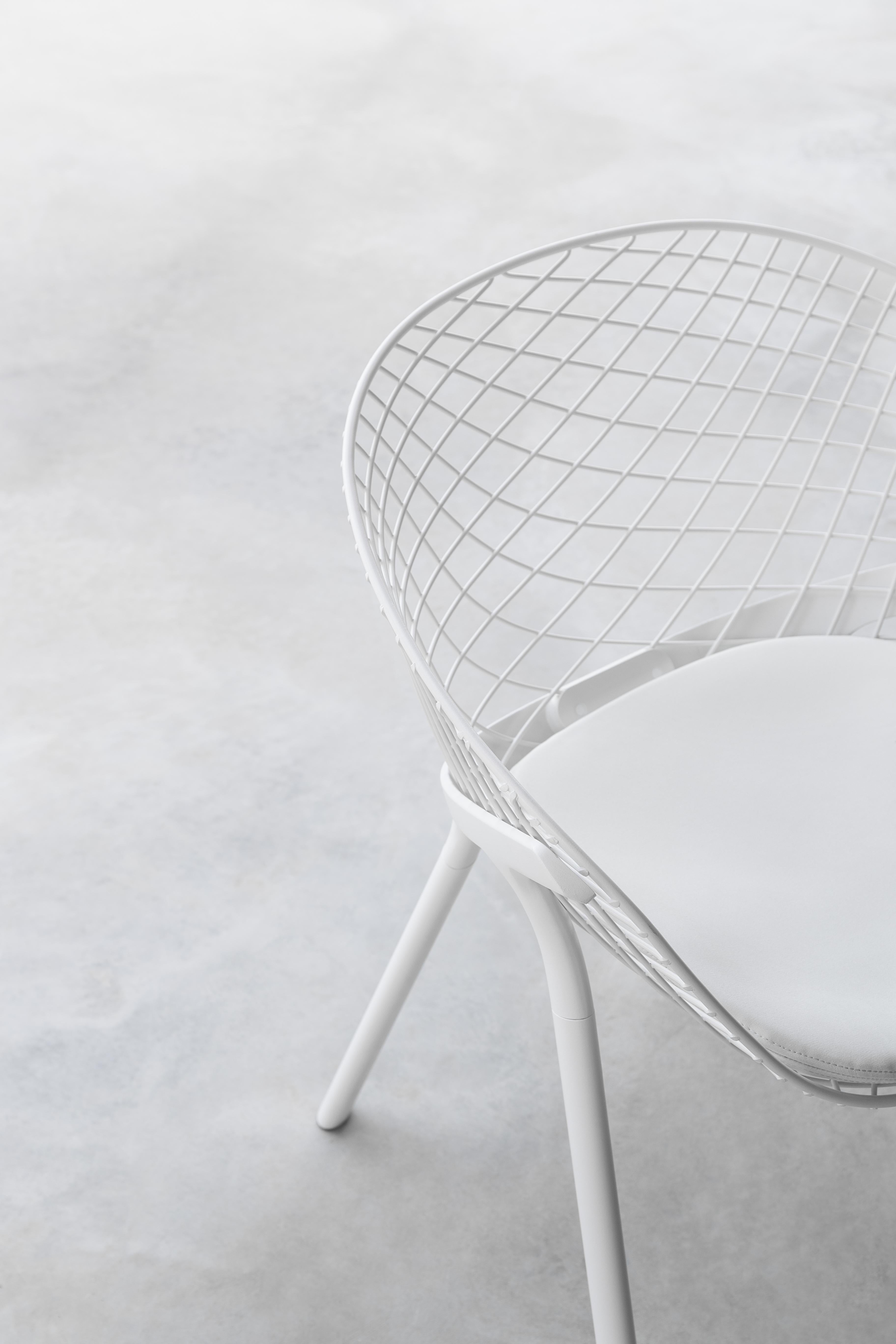 Alias 040 Kobi Chair with Medium Pad in Cream & White Lacquered Aluminum Frame For Sale 4