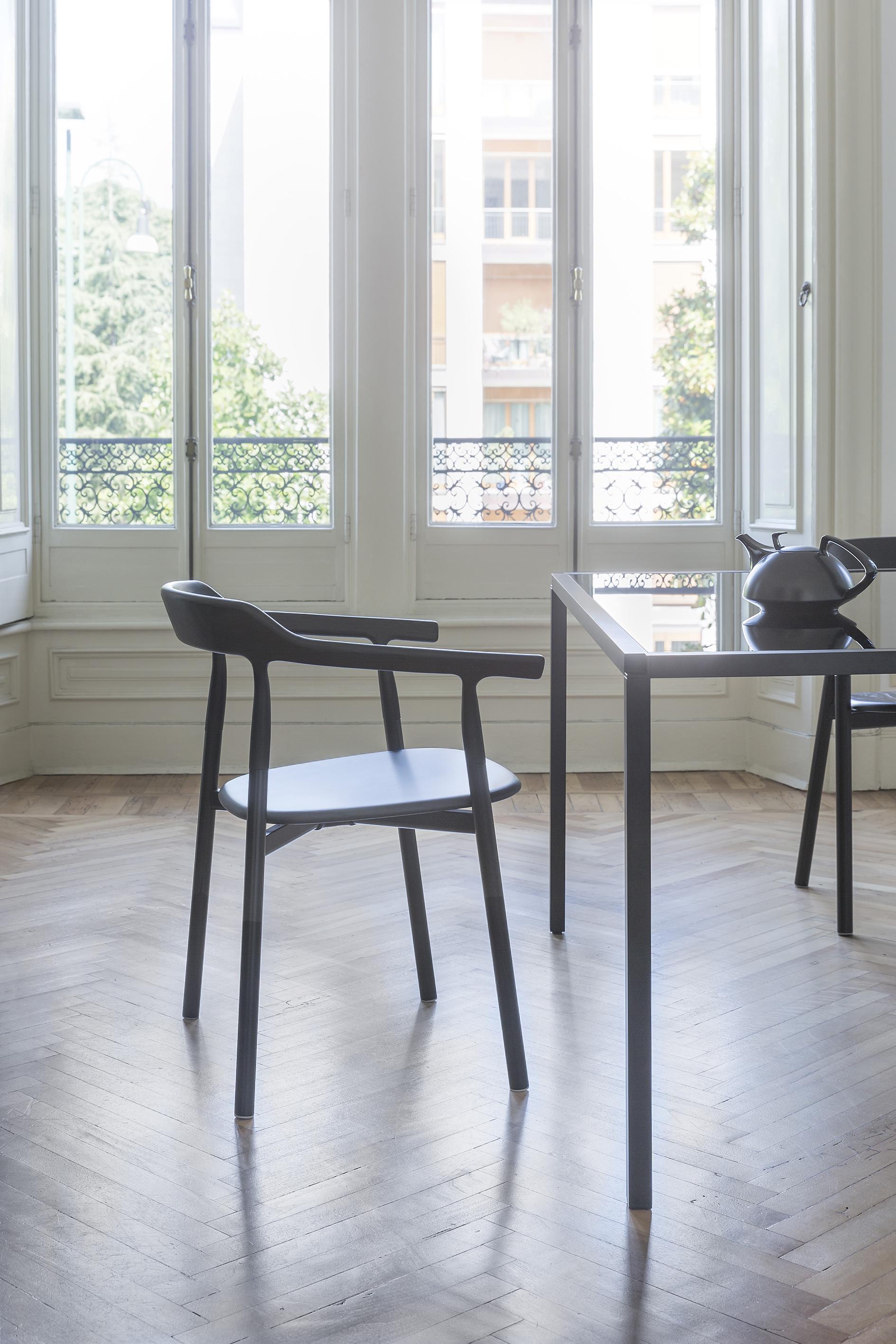 Alias 10E Zweig-Comfort-Stuhl mit weißer Polsterung und schwarz lackiertem Stahlgestell (21. Jahrhundert und zeitgenössisch) im Angebot