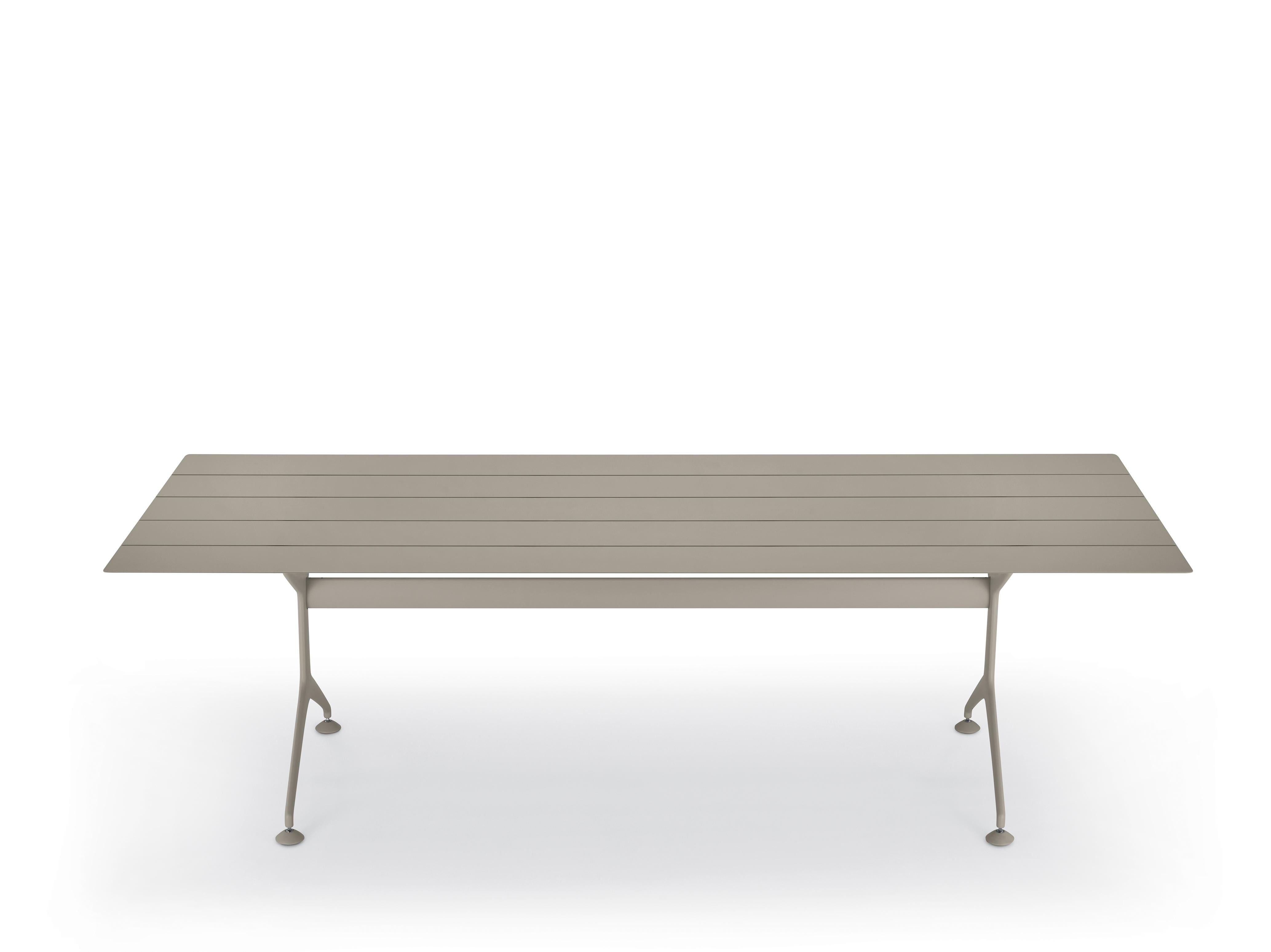Table d'extérieur Alias 240 en lattes d'aluminium laqué sable d'Alberto Meda

Table fixe pour l'extérieur avec structure en aluminium moulé sous pression laqué. Plateau en lames d'aluminium extrudé laqué.

Né à Lenno Tremezzina (Como), en 1945,