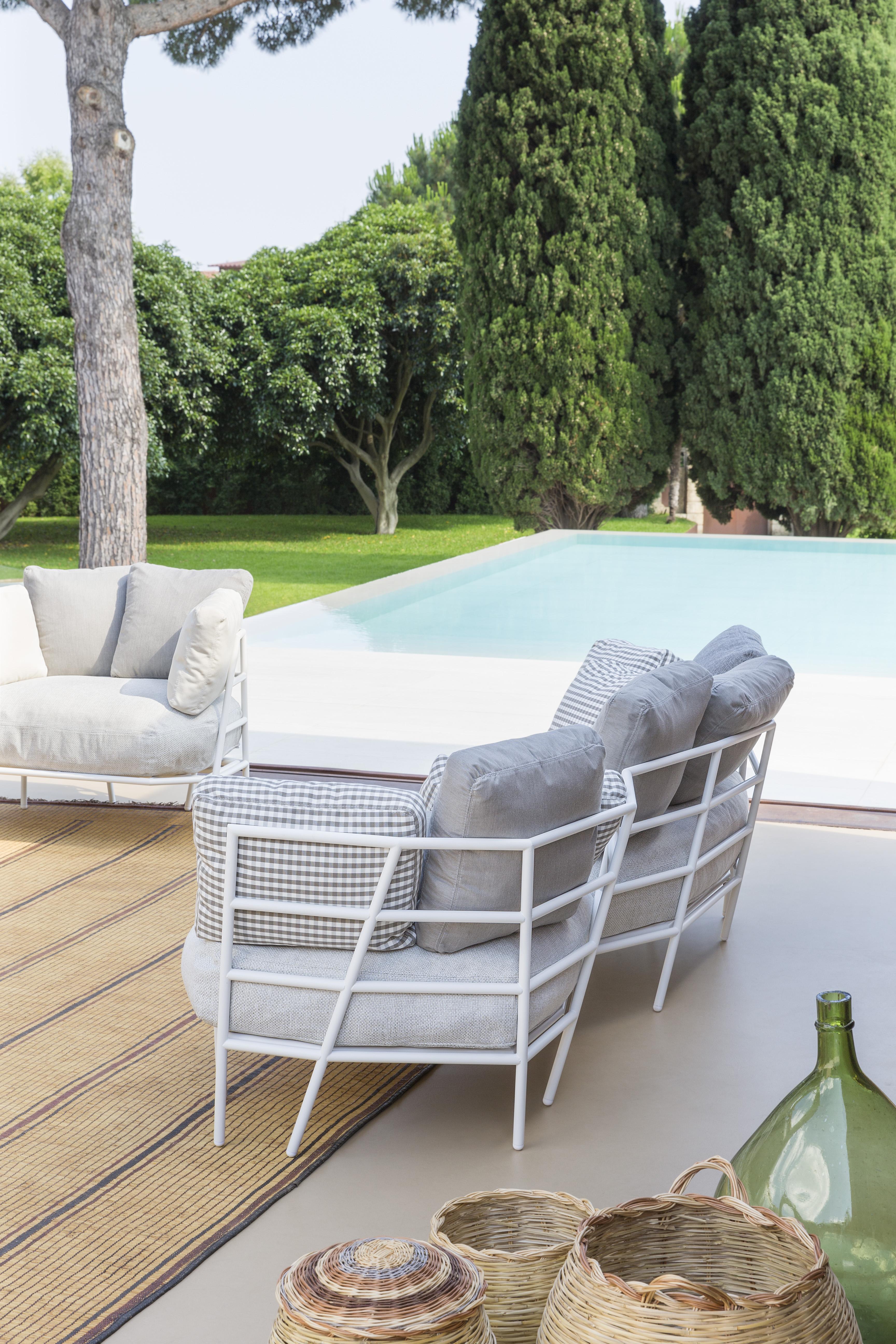 Sillón Alias 370_O Dehors de tapicería gris claro y estructura lacada en negro Lacado en venta
