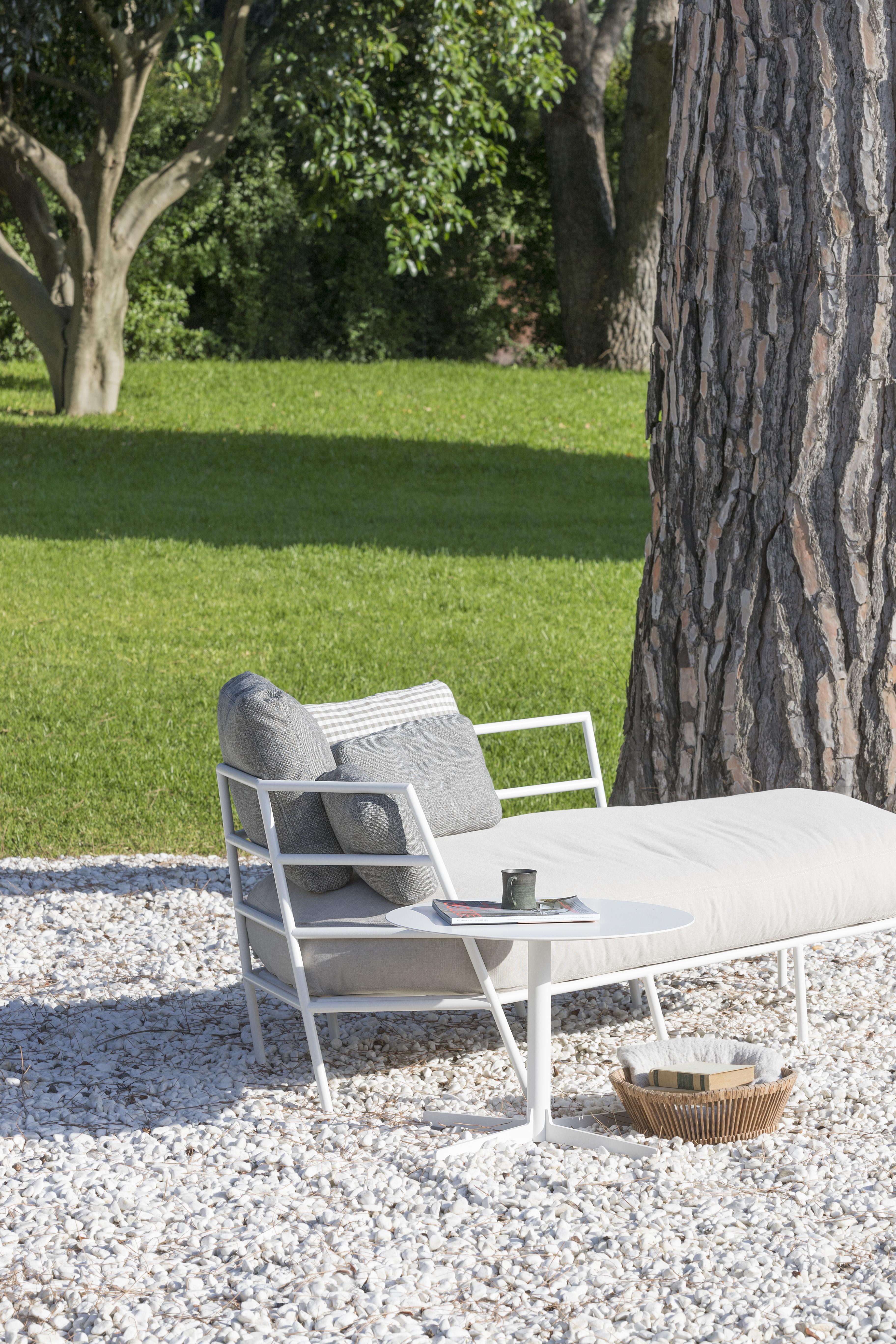 Alias 373_O Dehors Dormeuse Chair with Upholstery and White Lacquered Frame by Michele De Lucch

Three-seater sofa for outdoor use with structure in lacquered steel. Removable cover in Tempotest® or Alias® fabric. Cushions included in the prices: