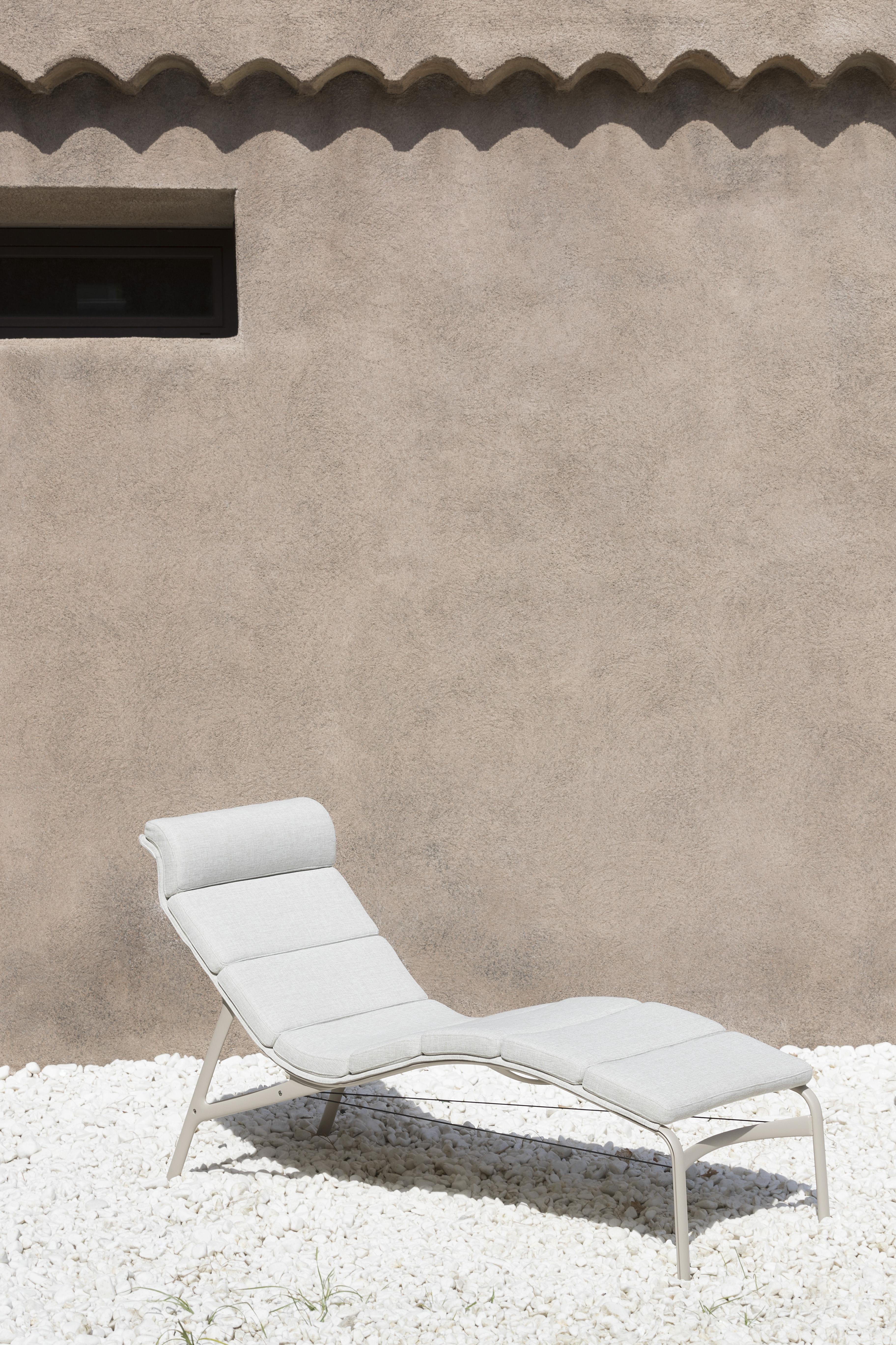 Contemporary Alias 414 Longframe Soft Outdoor Chair in Grey Fabric & Lacquered Aluminum Frame For Sale