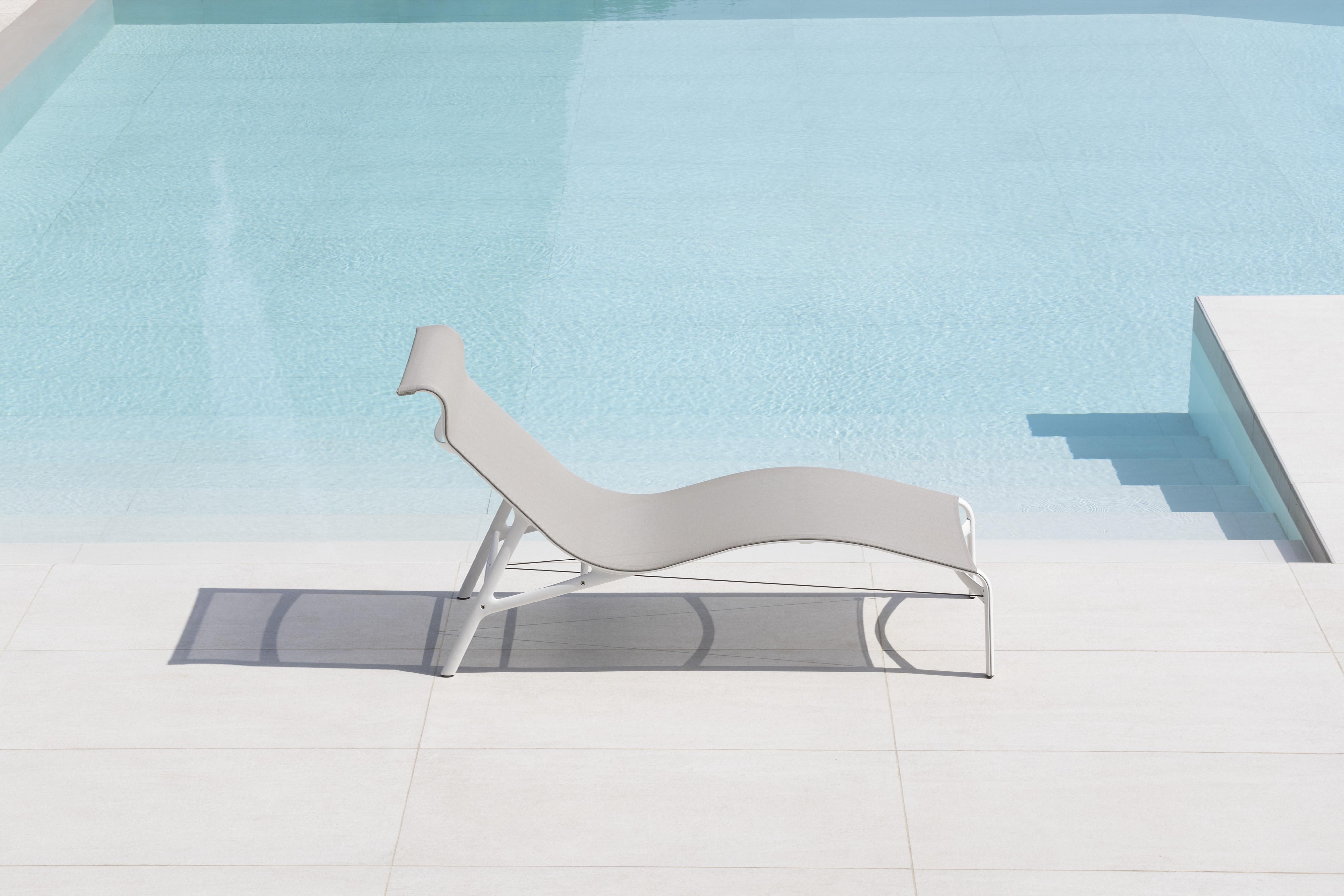 Alias 419_O Longframe Outdoor Chair in White Mesh with Lacquered Aluminum Frame by Alberto Meda

Chaise longue for outdoor use with structure composed of extruded aluminium profile and die-cast aluminium elements, seat and back in fire retardant PVC