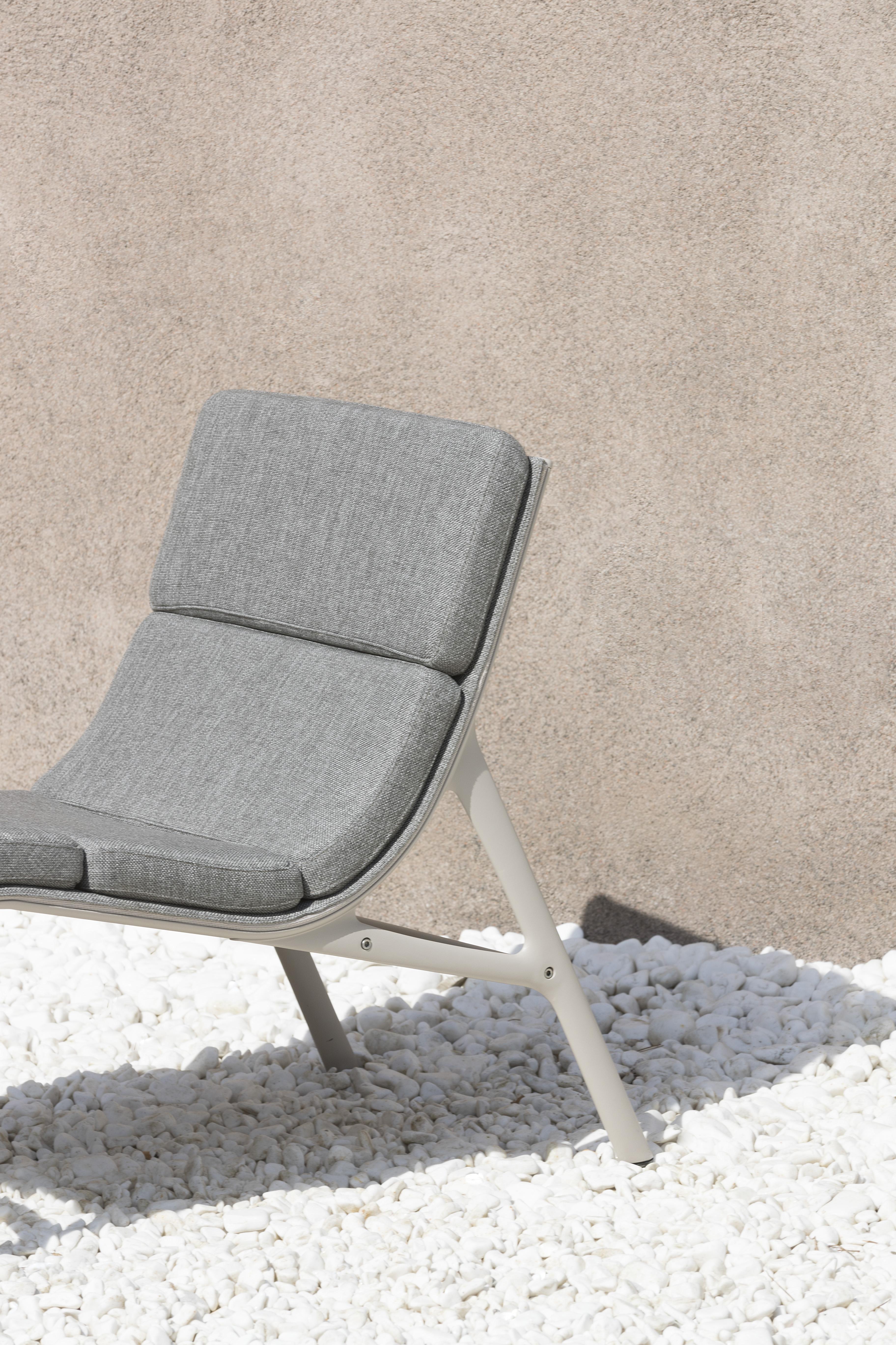 Aluminum Alias 462 Armframe Soft Chair in Sand Mesh and Grey Seat with Lacquered Frame For Sale