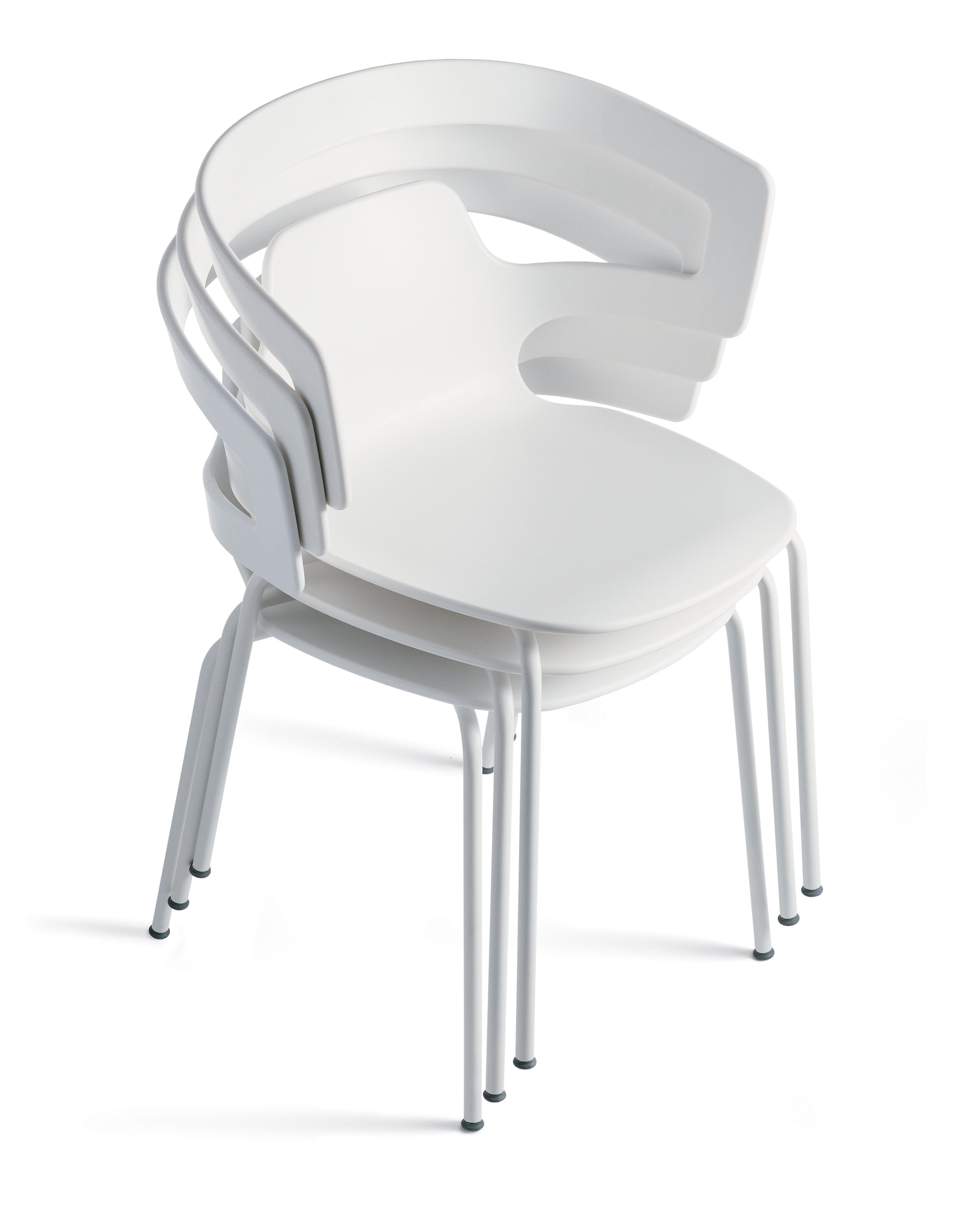 Alias 500 Segesta Stuhl mit weiß lackiertem Stahlgestell von Alfredo Häberli

Stapelbarer Stuhl mit Armlehnen mit Struktur aus lackiertem oder verchromtem Stahl; Sitz und Rückenlehne aus massivem Kunststoff.

Er wurde 1964 in Buenos Aires