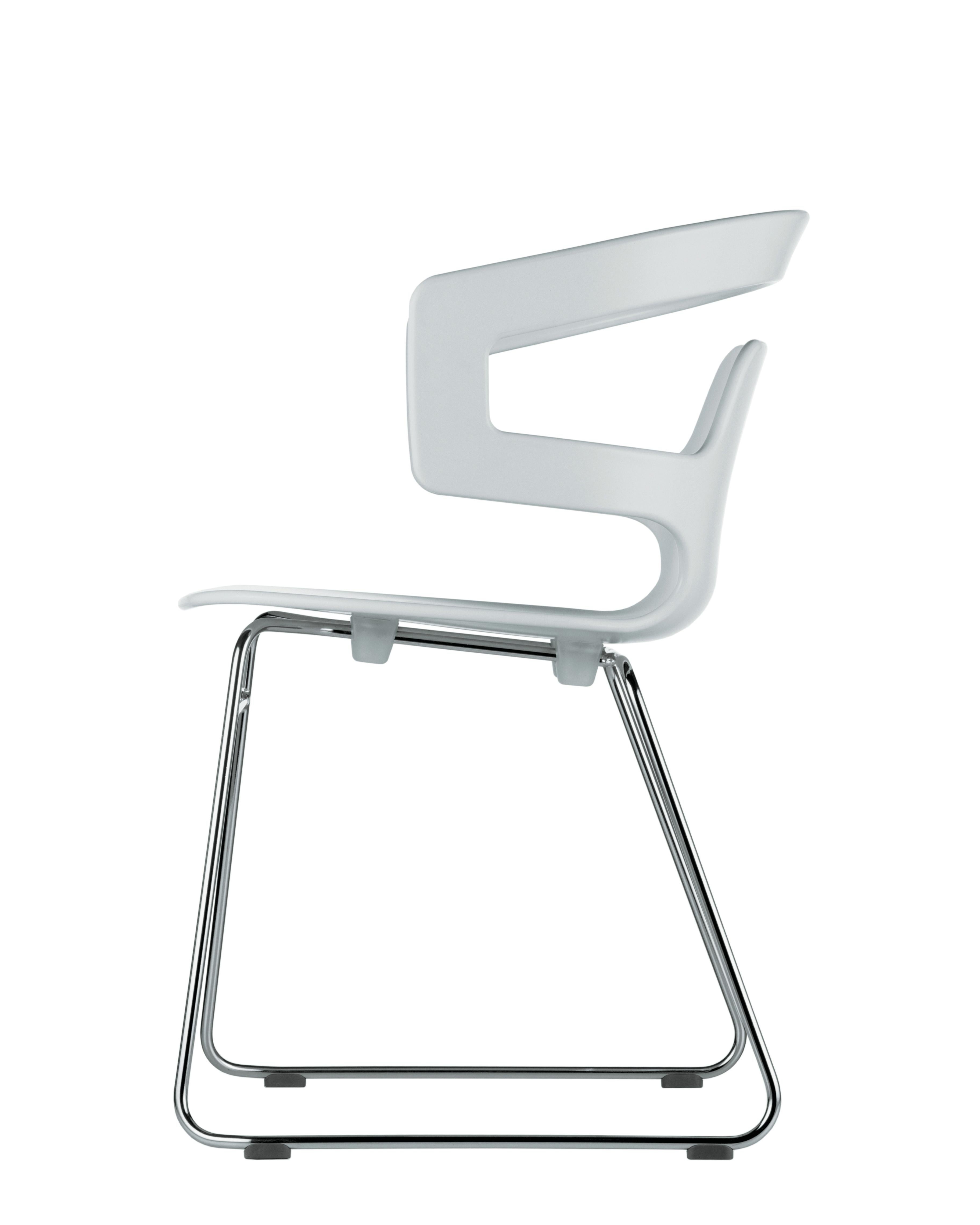 Alias 501 Segesta Sledge Chair in White and Chromed Steel Frame by Alfredo Häberli

Stacking chair with arms with structure in lacqueredor chromed steel; seat and back in solid plastic material.

Born in Buenos Aires in 1964, he moved to Zurich