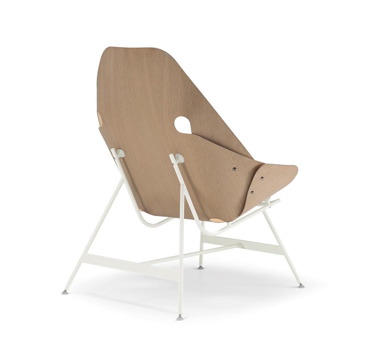 Alias 53A Time Armchair with Natural Oak and White Lacquered Steel Frame by Alfredo Häberli

Armchair with structure in lacquered steel.Shell in laminated glass fiber and oak veneered.

Born in Buenos Aires in 1964, he moved to Zurich in 1977,