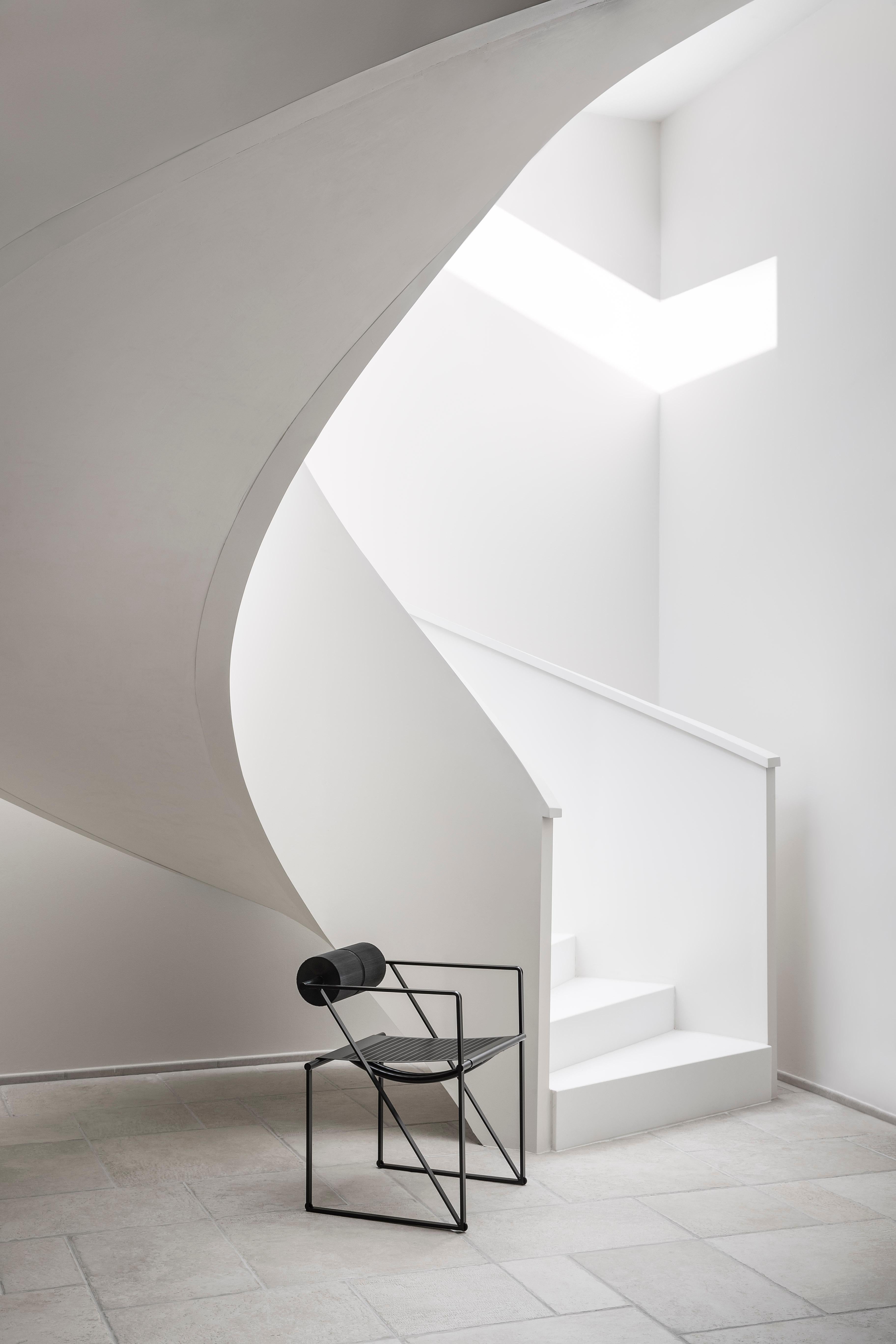 Alias 602 Silla Seconda con Brazos en Asiento de Chapa de Acero Negro y Estructura Lacada en Nuevo estado para la venta en Brooklyn, NY