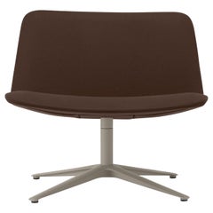 Alias 809 Slim Lounge Low Chair con seduta marrone e struttura laccata sabbia