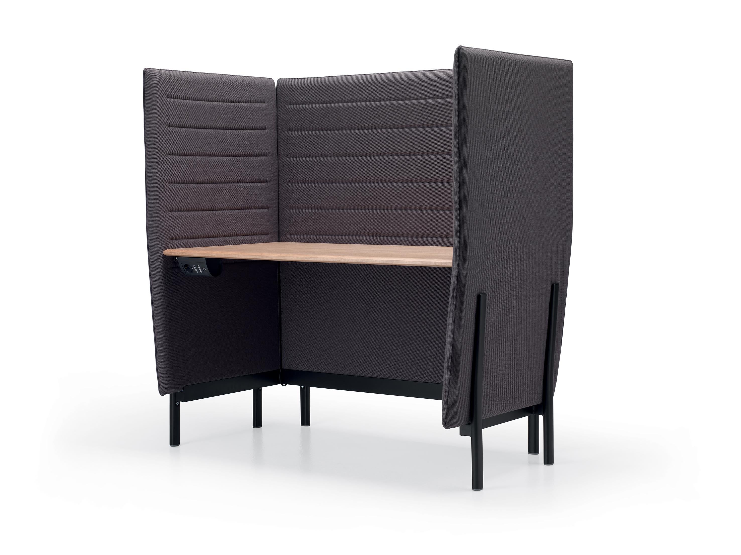 Scrivania Alias 885 Large Eleven High in Oak naturale e struttura in alluminio laccato nero di PearsonLloyd

Scrivania. Struttura con gambe in alluminio pressofuso e telaio in acciaio laccato o lucido. Pannelli rivestiti in tessuto. Piano fisso in